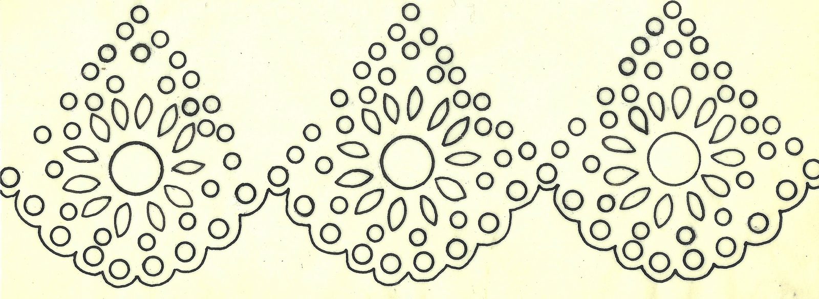 Haft ze&nbsp;spódnicy spodniej (halki).

Wykonywany haftem angielskim (<em>dziurkowym</em>), białą nicią bawełnianą.

rys. E. Piskorz-Branekova