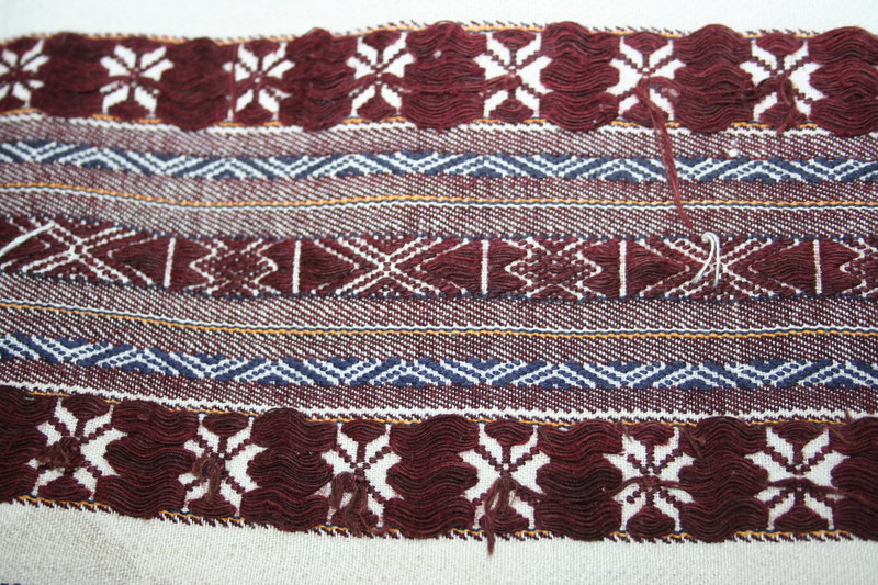 <em>Perebory</em> – haft tacki lewa strona, Podlaskie, odmiana włodawska, okres międzywojenny. Ze zbiorów Muzeum Archeologicznego i Etnograficznego w Łodzi, fot. Wł. Pohorecki