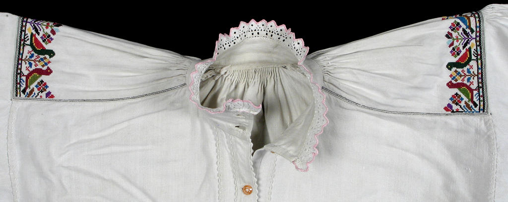Haft z&nbsp;przyramka koszuli kobiecej, opoczyńskie, okres międzywojenny. Ze&nbsp;zbiorów Państwowego Muzeum Etnograficznego w&nbsp;Warszawie, fot. E. Koprowski