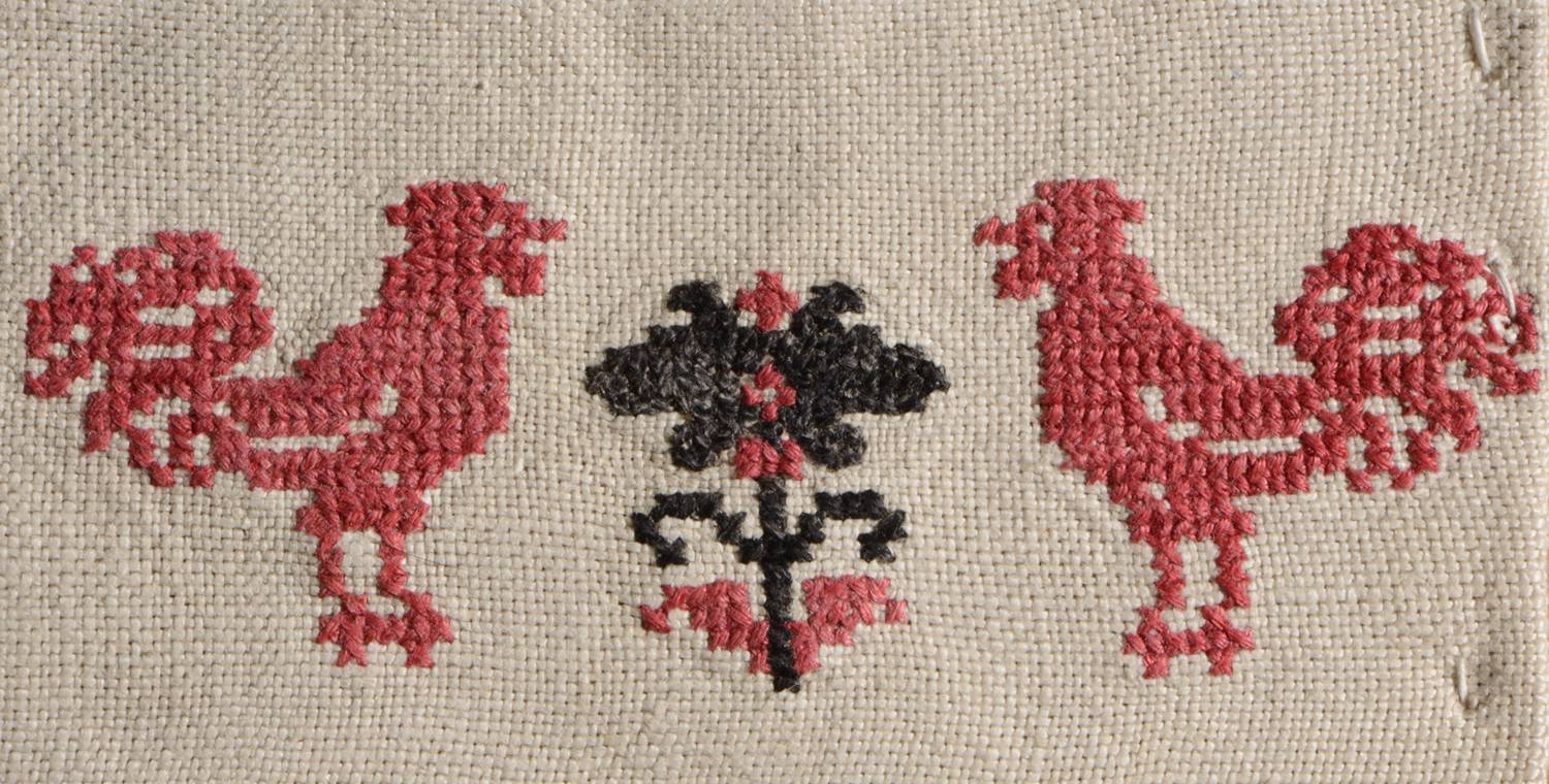 Krzyżykowy haft czarno –czerwony na&nbsp;ręczniku, opoczyńskie, okres międzywojenny. Ze&nbsp;zbiorów Muzeum archeologicznego i&nbsp;Etnograficznego w&nbsp;Łodzi fot. A.Woźniak