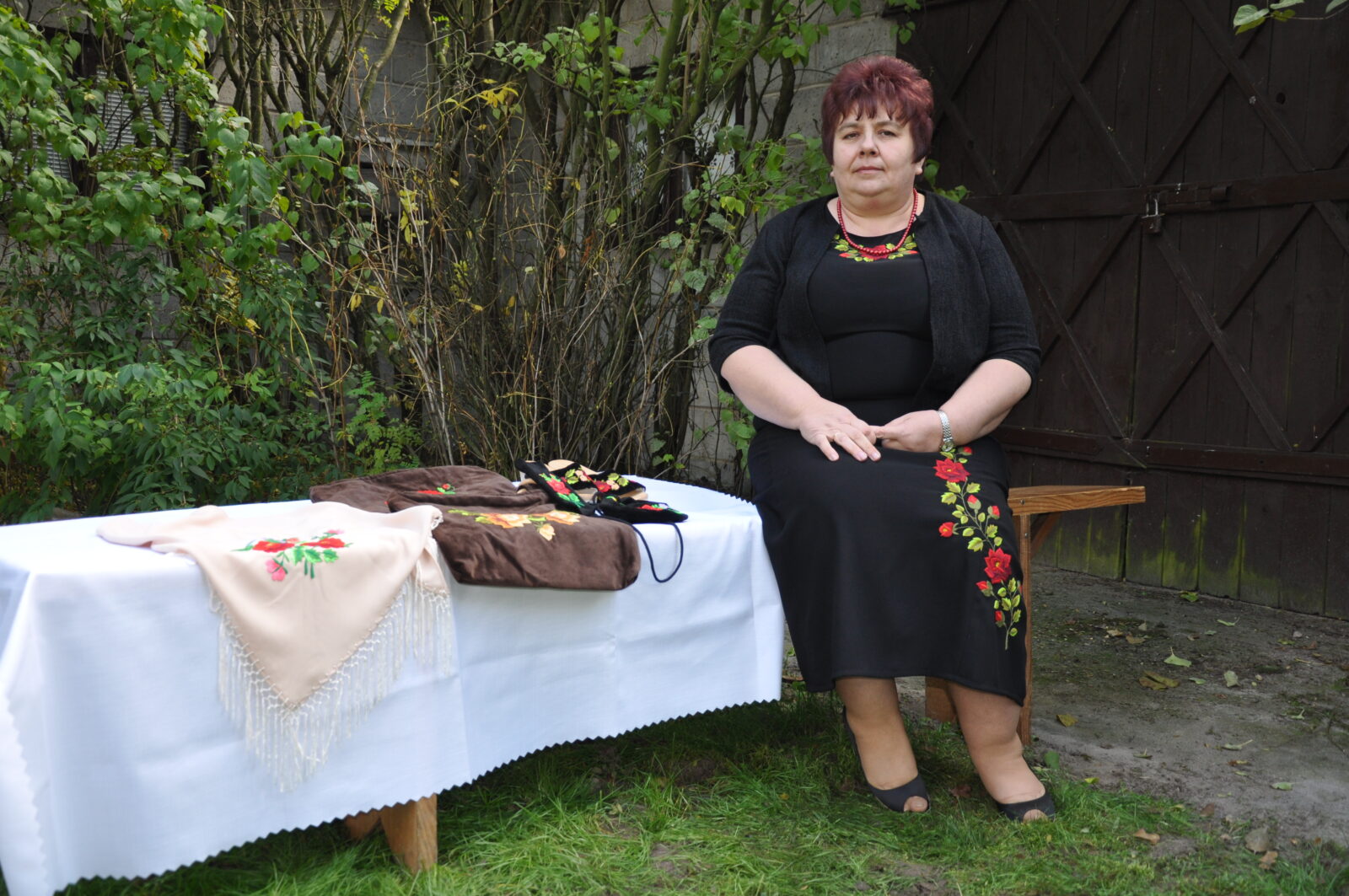 Marianna Madanowska, jedna z&nbsp;nielicznych hafciarek wykonująca dziś w&nbsp;regionie łowickim haft płaski ręczny. Pani Marianna wykonuje wiele projektów na&nbsp;indywidualne zamówienia np. hafty na&nbsp;sukniach ślubnych. 2010&nbsp;r., fot. M. Bartosiewicz