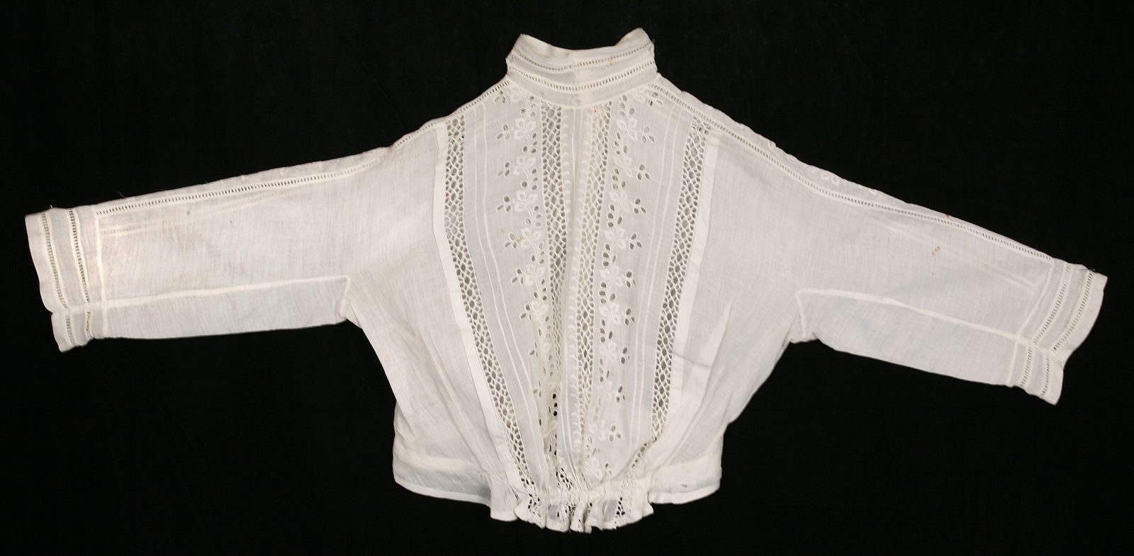 Kaftan kobiecy tzw. wcinak, ok. 1910&nbsp;r, Dzierzby, pow. sokołowski, ze&nbsp;zbiorów Państwowego Muzeum Etnograficznego w&nbsp;Warszawie, fot. E. Koprowski.

Kobiety nosiły dwa typy kaftanów. Pierwszy to&nbsp;tzw. wcinak – mocno dopasowany w&nbsp;talii, poniżej szeroki i&nbsp;luźny, niekiedy z&nbsp;doszytą falbaną. Rękawy zwężały się przy dłoniach lub sięgały jedynie do&nbsp;łokcia, zawsze jednak w&nbsp;części górnej były szerokie z&nbsp;bufką. Kaftany z&nbsp;prostym kołnierzykiem – stójką, zwykle zapinano na&nbsp;plecach na&nbsp;zatrzaski. Szyto je&nbsp;zgodnie z&nbsp;modą miejską drugiej połowy XIX w. Na&nbsp;wcinaki letnie przeznaczano cienkie białe płótno lub batyst, często zdobione białym haftem angielskim, na&nbsp;jesienne i&nbsp;zimowe – samodziały wełniane, wełniano-bawełniane, lniano-bawełniane a&nbsp;niekiedy wełniane tkaniny fabryczne.