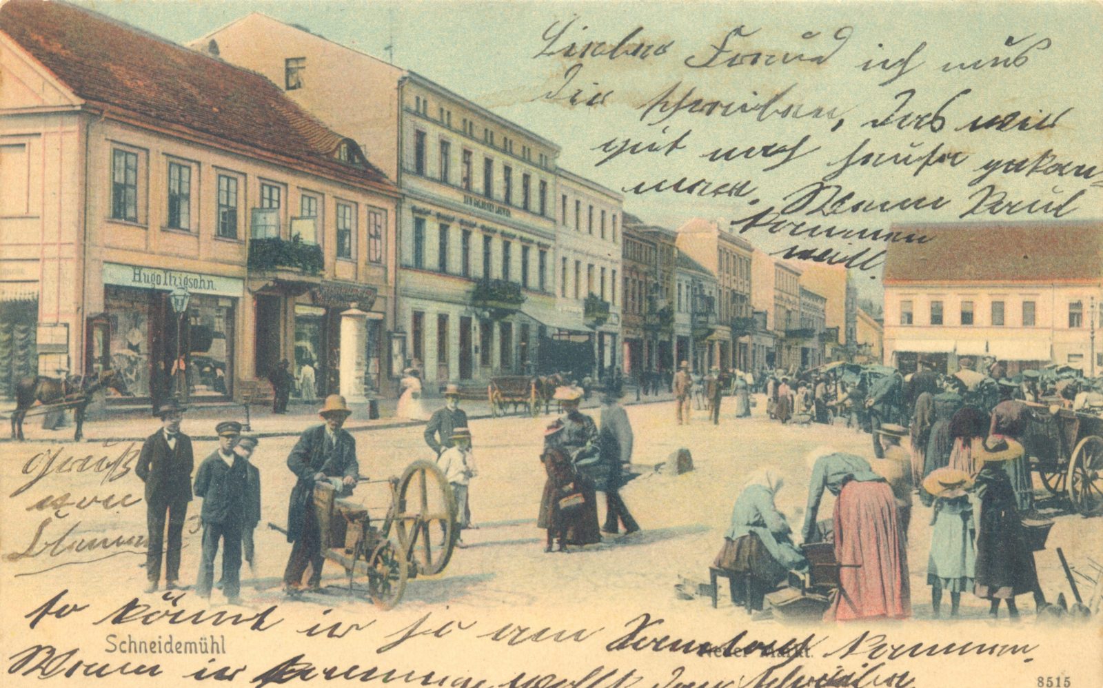 Pocztówka z 1906 r. przedstawiająca Nowy Rynek w Pile. W centrum widoczne dwie kobiece postacie w strojach krajniackich. Ze zbiorów Muzeum Okręgowego w Pile 