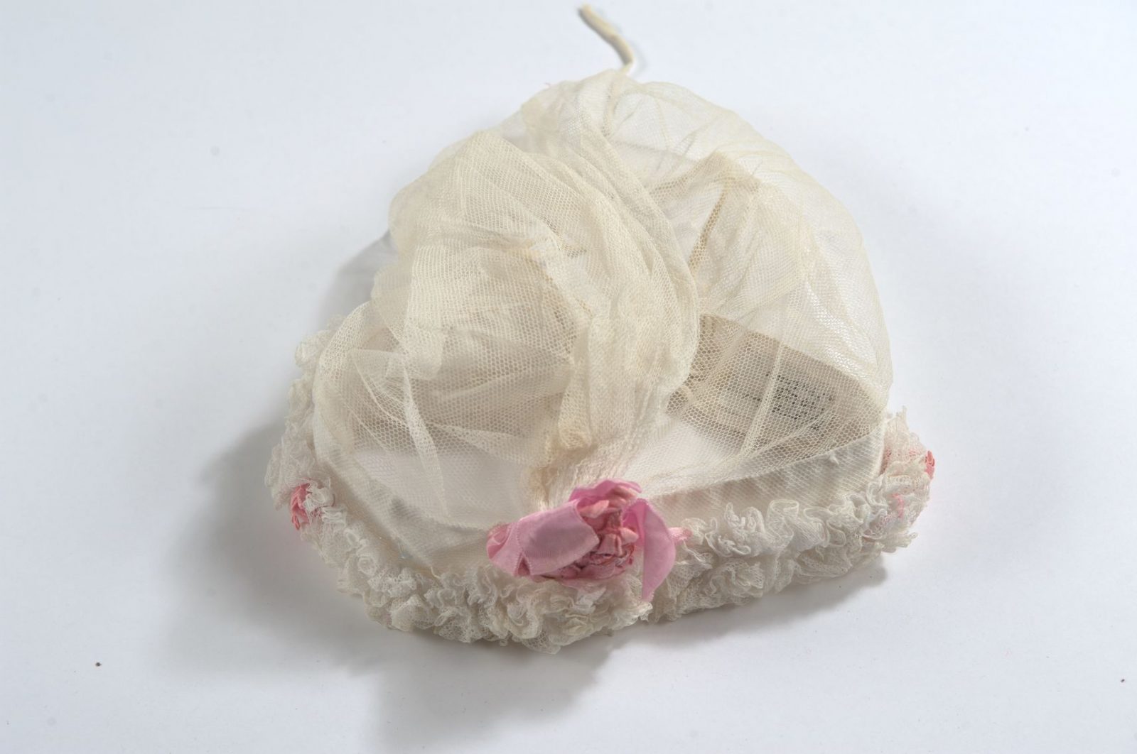 Czepek, ze&nbsp;zbiorów Muzeum Narodowego w&nbsp;Lublinie, fot. z&nbsp;katalogu naukowego

Czepki noszone były przez mężatki jeszcze pod koniec XIX w. Jeden typ czepków szyto z&nbsp;tiulu lub płótna. Główka takiego czepka była całkowicie przysłonięta chustką, spod której widoczna była tylko tzw. riuszka, czyli okalający twarz pas tiulu ułożony w&nbsp;gęste zakładki. Na&nbsp;czepkach wiązano małe chustki, które związywano pod brodą lub na&nbsp;karku oraz duże, wiązane w&nbsp;rodzaj zawoju.