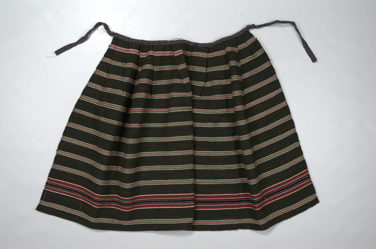 Zapaska (burka), zbiory Muzeum Narodowego w&nbsp;Lublinie, fot. z&nbsp;katalogu naukowego

Zapaski do&nbsp;pasa szyto z&nbsp;wełnianych samodziałów, w&nbsp;których kolorystyce przeważały: granat, zieleń, bordo, a&nbsp;niekiedy czerwień. Te&nbsp;starszego typu były szerokie, a&nbsp;noszone później znacznie węższe. Przeznaczano na&nbsp;nie samodziały wełniane w&nbsp;poziome paski.