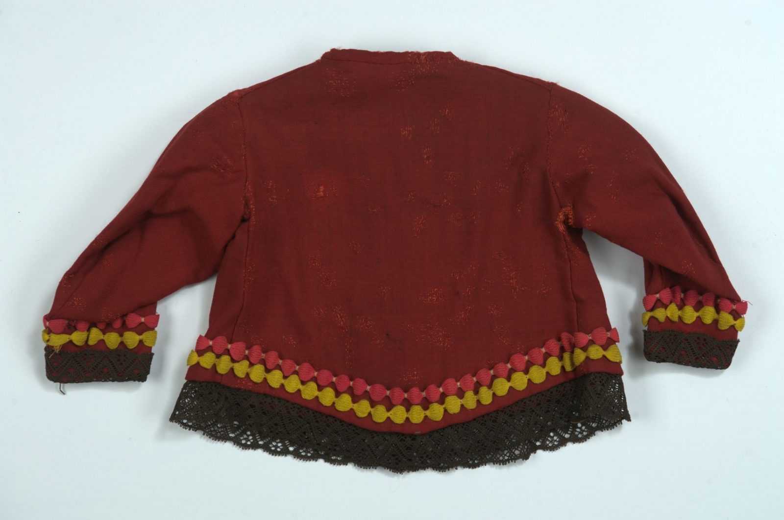 Tył kaftana, zbiory Muzeum Narodowego w&nbsp;Lublinie, fot. z&nbsp;katalogu naukowego

Kaftany miały półkoliście wykończone plecy, długie rękawy i&nbsp;sięgały poniżej linii talii. 