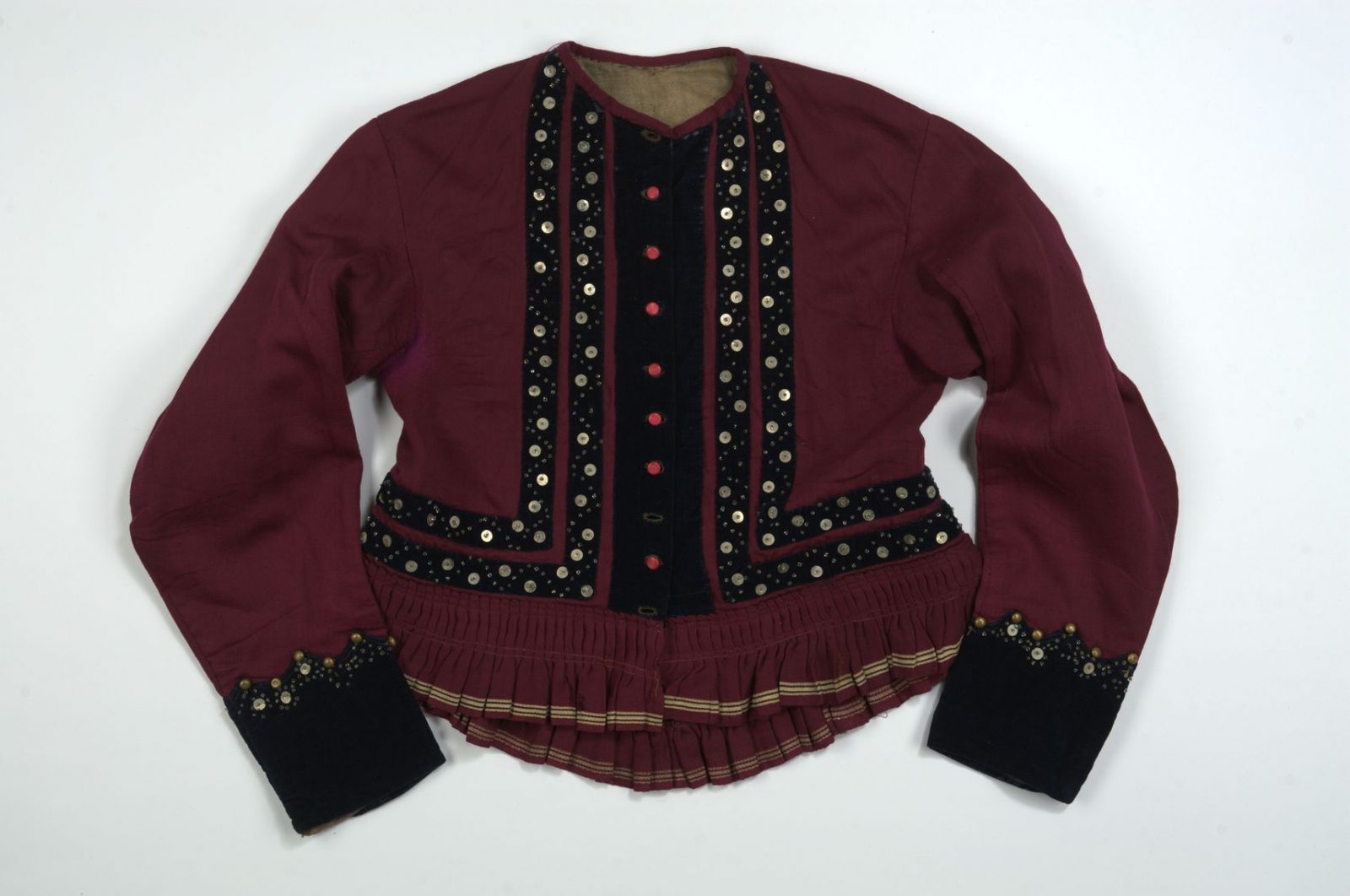 Przód kaftana, zbiory Muzeum Narodowego w&nbsp;Lublinie, fot. z&nbsp;katalogu naukowego

Do dolnej krawędzi przodów i&nbsp;pleców doszywana była drobno plisowana baskinka. Kaftanik miał pod szyją półkoliste wycięcie, zapinano go na&nbsp;przodach na&nbsp;rząd drobnych guziczków.