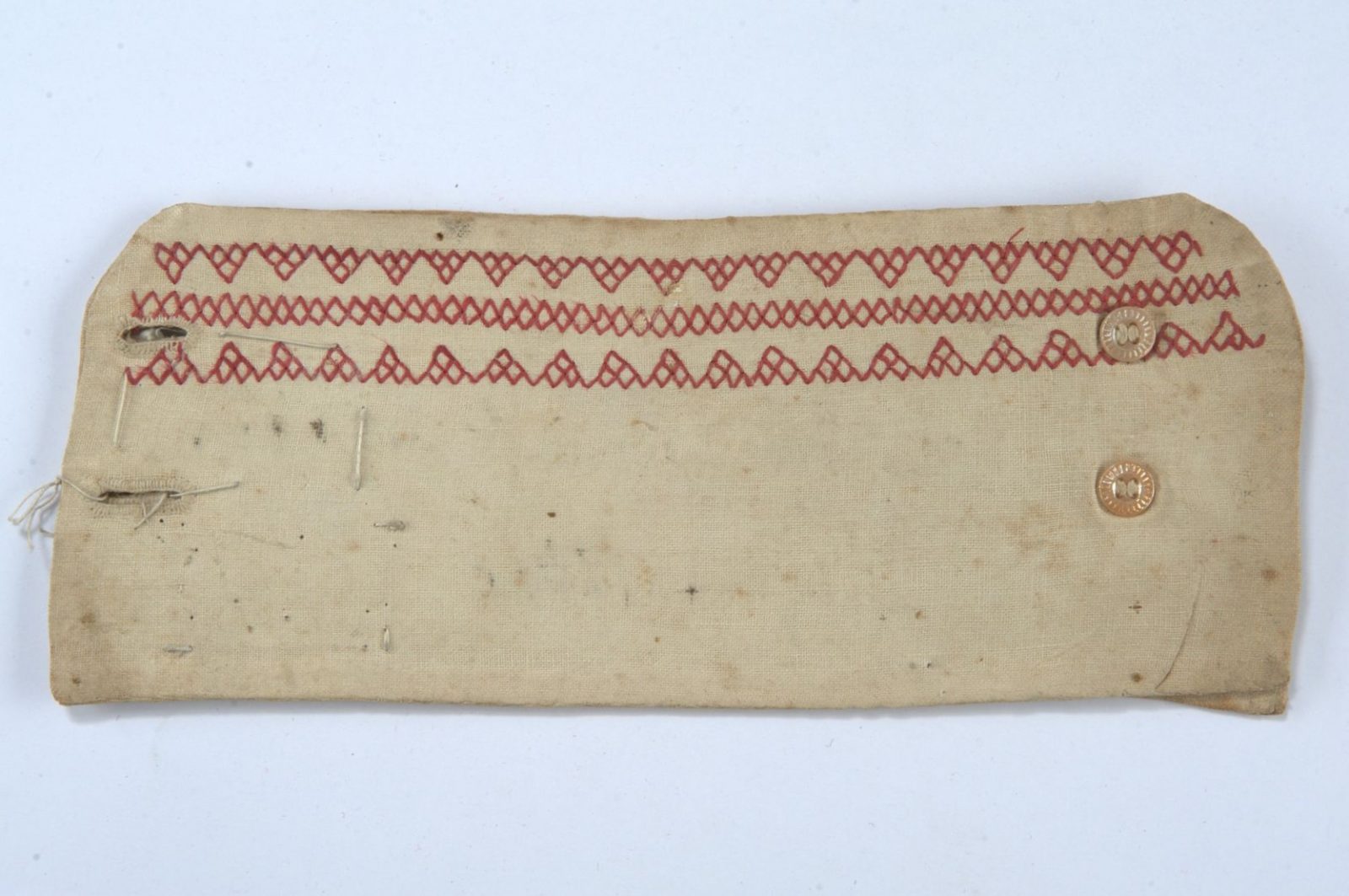 Haft  wykonany ściegiem kurpiowskim na&nbsp;mankiecie koszuli kobiecej, ze&nbsp;zbiorów Muzeum Narodowego w&nbsp;Lublinie, fot. z&nbsp;katalogu naukowego