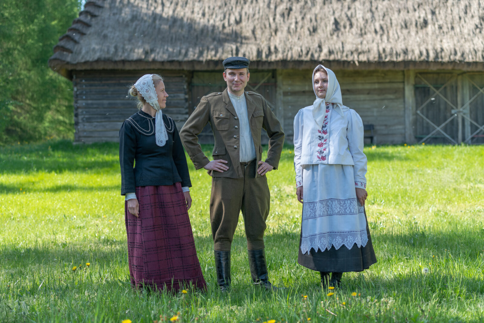 Stroje z Sokólszczyzny zaaranżowane na modelach, stylizacja na lata międzywojenne, zbiory Podlaskiego Muzeum Kultury Ludowej, fot. A. Gaweł.

Strój z terenów Sokólszczyzny z lat międzywojennych: kobieta w półczepku, ciemnym kaftaniku i spódnicy szytej w kliny, mężczyzna z stroju wzorowanym na odzieży mundurowej: marynarce, spodniach galife, butach oficerkach i kaszkiecie, druga kobieta w jasnej chustce, białym kaftaniku, zapasce i spódnicy mienistej.