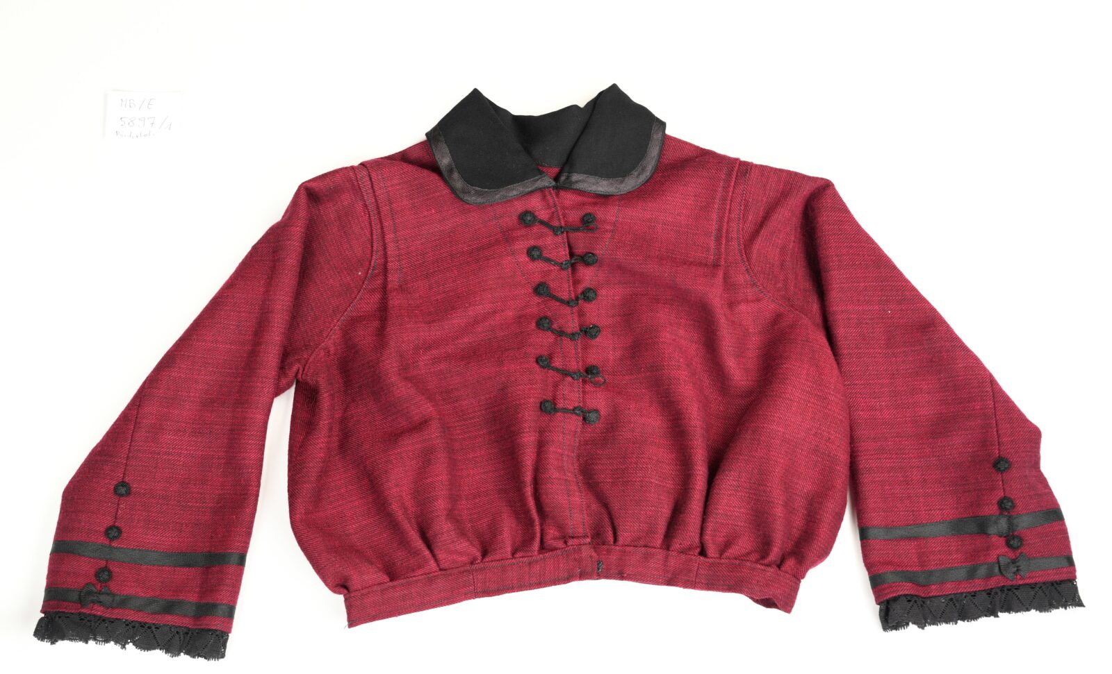 Kaftan z&nbsp;gładkiego samodziału, ze&nbsp;zbiorów Podlaskiego Muzeum Kultury Ludowej w&nbsp;Wasilkowie, fot. Ł. Prończyk

W okolicach Białegostoku wyrażeń kaftan i&nbsp;bluzka używano wymiennie. Codzienne kaftaniki/bluzki szyto zwykle z&nbsp;samodziałów, chociaż w&nbsp;końcowej fazie noszenia stroju również z&nbsp;tanich materiałów fabrycznych np. z&nbsp;kretonu. Na&nbsp;letnie kaftaniki przeznaczano farbowane na&nbsp;ciemne kolory tkaniny lniane, zaś na&nbsp;zimowe gładkie, także ciemne samodziały z&nbsp;lnianą osnową i&nbsp;wełnianym wątkiem oraz samodziały czysto wełniane.