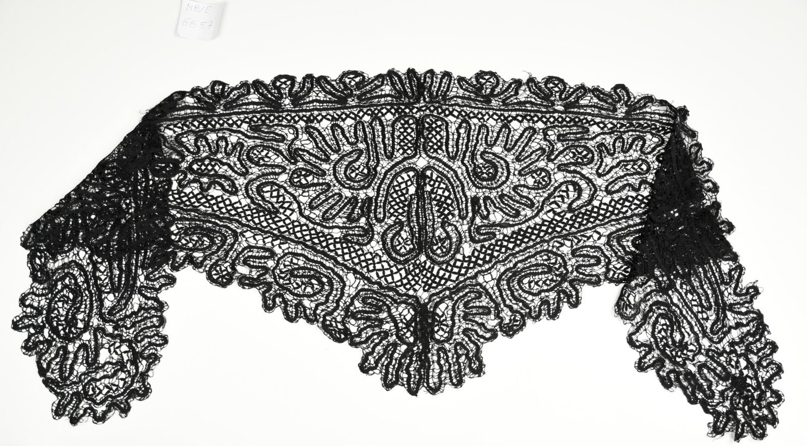 Chustka randówka, ze&nbsp;zbiorów Podlaskiego Muzeum Kultury Ludowej w&nbsp;Wasilkowie, fot. Ł. Prończyk

W tym samym okresie co&nbsp;szale, szczególnie starsze mężatki używały czarnych, trójkątnych gipiurowych lub koronkowych chustek randówek, które związywały w&nbsp;węzeł pod brodą.