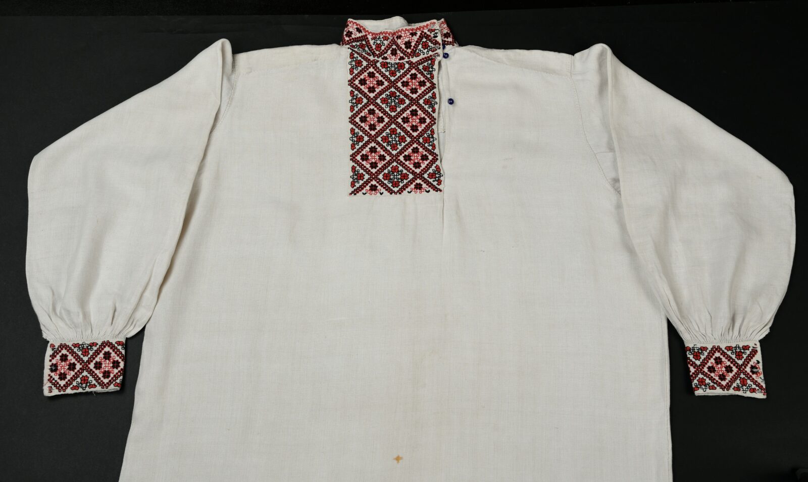 Koszula męska, ze&nbsp;zbiorów Podlaskiego Muzeum Kultury Ludowej w&nbsp;Wasilkowie, fot. Ł. Prończyk

Koszule szyto z&nbsp;białego lnianego samodziału według kroju z&nbsp;karczkiem. Mógł on&nbsp;być klasyczny, to&nbsp;znaczy karczek doszywano zarówno do&nbsp;przodu jak i&nbsp;pleców koszuli, albo nieco zmodyfikowany. W&nbsp;tym drugim przypadku przody były z&nbsp;jednego kawałka materii, a&nbsp;kraczek doszywano jedynie do&nbsp;pleców. Koszula miała rozcięcie pośrodku przodu lub niesymetryczne po&nbsp;jego lewej stronie. Przy szyi była wykończona stójką (kownierem), a na&nbsp;przodach naszytym kwadratowym gorsem. Jej przymarszczone rękawy wszywano w&nbsp;mankiety o&nbsp;szerokości około 5&nbsp;cm.

