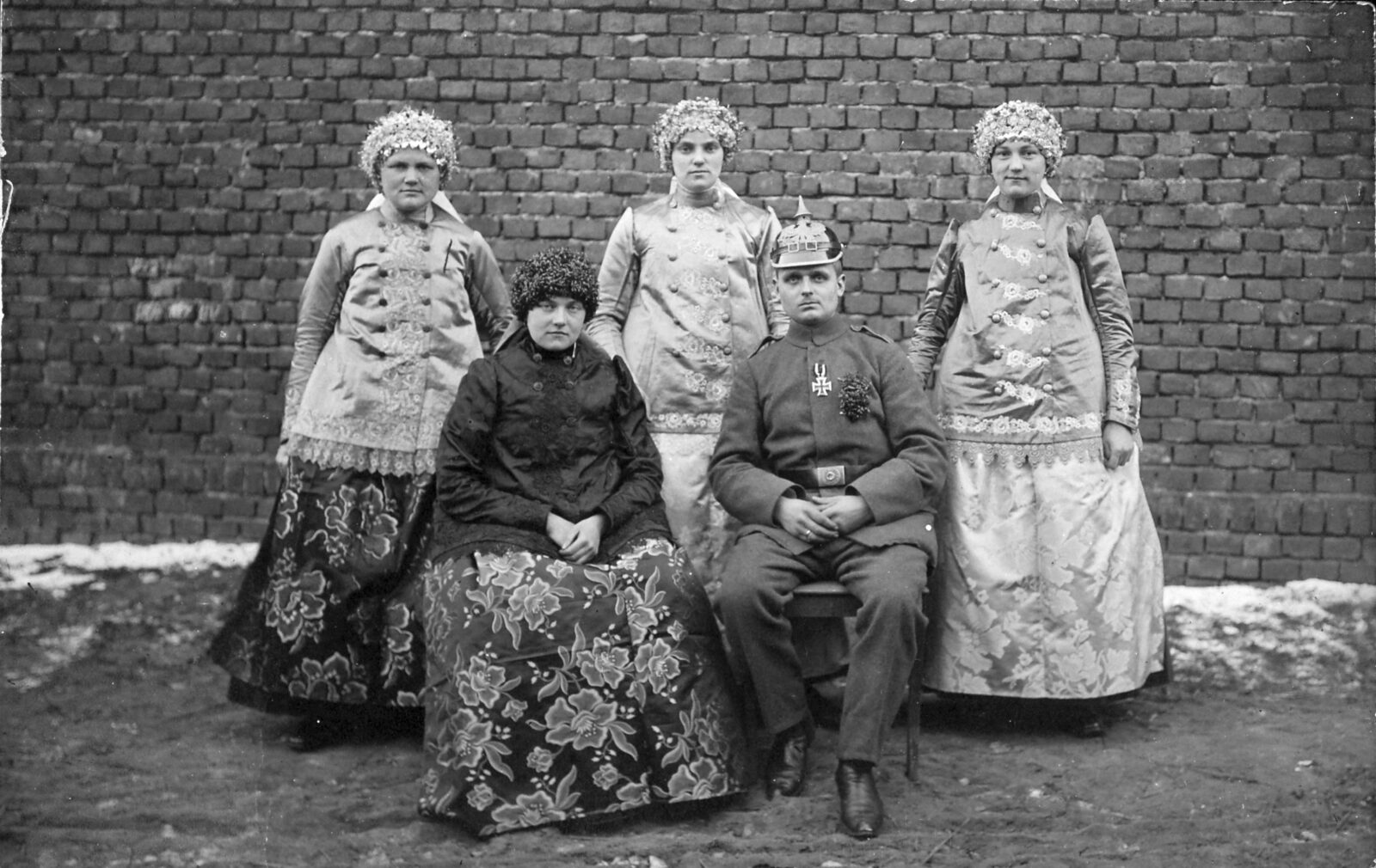 Fotografia przedstawiająca parę młodą z&nbsp;druhnami, pocz. XX&nbsp;w.