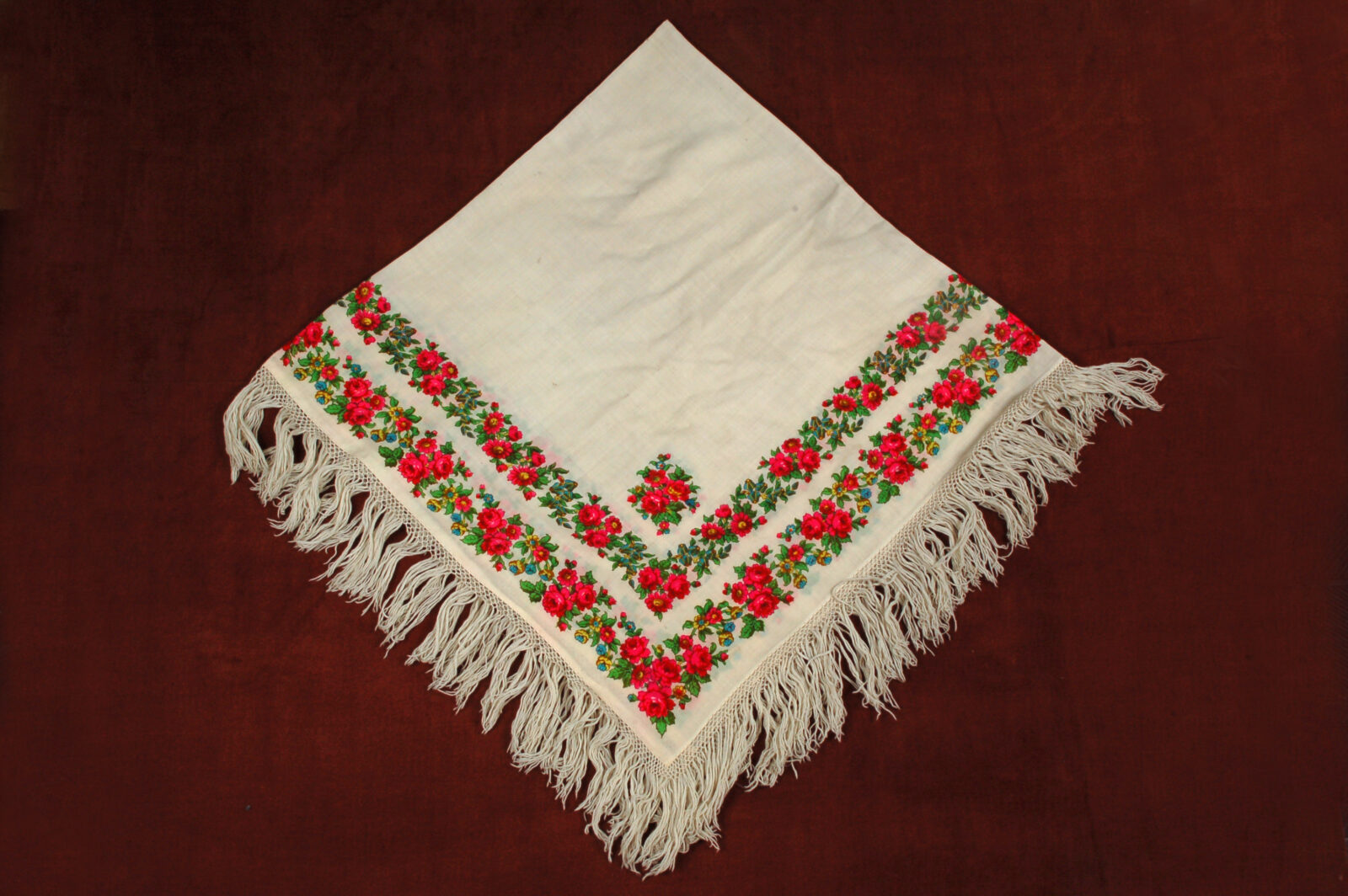 Chustka wełniana szatka do&nbsp;raciborskiego stroju młodej dziewczyny,  1. poł. XX&nbsp;wieku, ze&nbsp;zbiorów Muzeum w&nbsp;Raciborzu, fot. M. Krakowski.

duża, kwadratowa chustka wykonana z&nbsp;cienkiej tkaniny wełnianej. Złożoną po&nbsp;przekątnej, zarzucano na&nbsp;plecy i&nbsp;krzyżowano z&nbsp;przodu, wiązano ją w&nbsp;tyle na&nbsp;wysokości talii. Tło chusty jasne (białe, kremowe, żółte). Wzdłuż brzegów tkane pasy kwiatowe składające się z&nbsp;różowo-czerwonych różyczek o&nbsp;zielonych listkach. Brzegi wykończone wełnianymi frędzlami wiązanymi w&nbsp;kratkę.

Charakterystyczny element raciborskiego stroju ludowego.