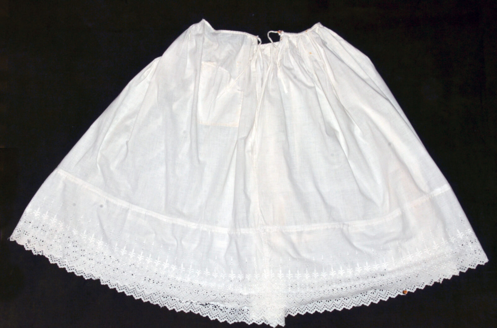 Spódnica spodnia unterok, XX&nbsp;w., ze&nbsp;zbiorów Muzeum w&nbsp;Raciborzu, fot. M. Krakowski.

Szyta maszynowo z&nbsp;bawełnianego płótna w&nbsp;kolorze białym. Zapinana z&nbsp;przodu na&nbsp;haftkę. Suto marszczona w&nbsp;pasie i&nbsp;wszyta w&nbsp;wąską obszewkę. Dół halki ozdobiony falbaną wykończoną u&nbsp;dołu angielskim, fabrycznym haftem lub fabryczną koronką.

Spódnice tego rodzaju nosiły starsze kobiety w&nbsp;powiecie raciborskim  jeszcze na&nbsp;przełomie XX/XXI wieku.

 