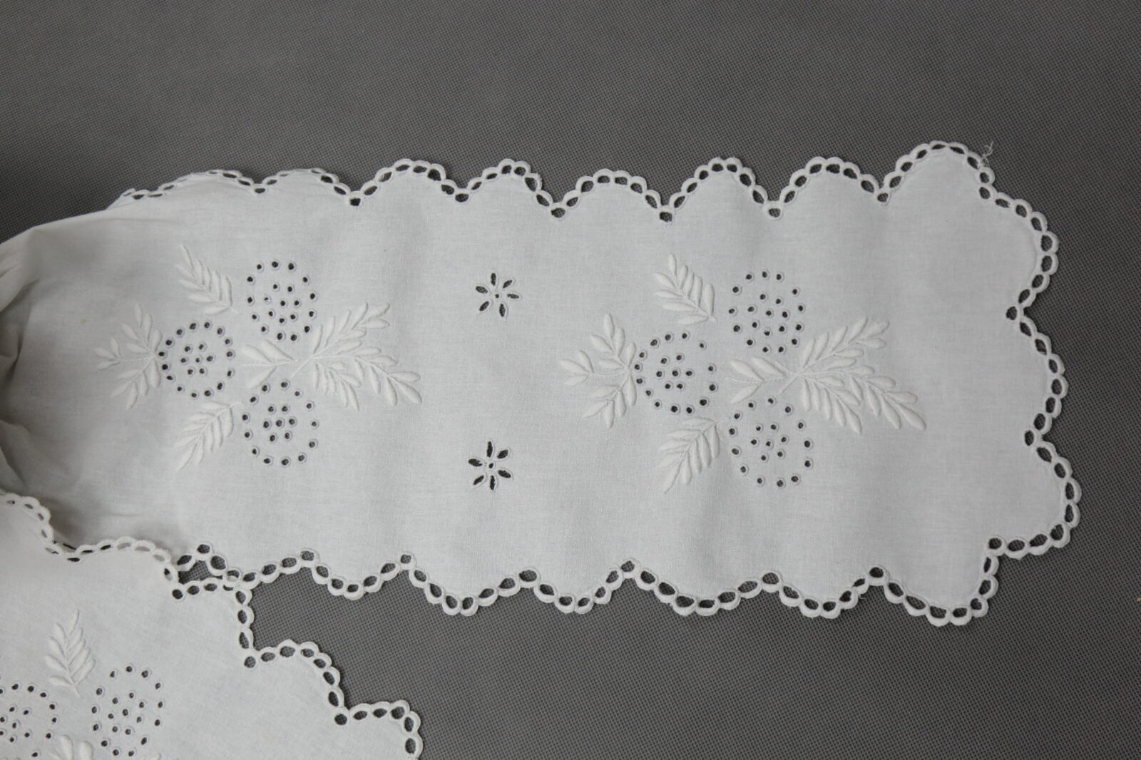 Fragment bandy, czyli wiązania czepca świątecznego, biały haft ręczny na&nbsp;płótnie bawełnianym, wyk. M. Kwiatkowska, Kcynia, XX/XXI w., własność prywatna hafciarki, fot. Andrzej Kowalewski.