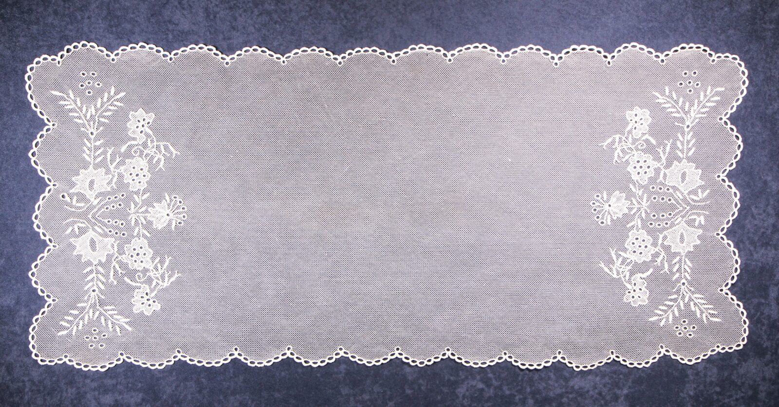 Serwetka tiulowa z  ręcznym haftem, wyk. L. Kierejewska, Kcynia, początek XXI w., własność prywatna hafciarki, fot. Adam Zakrzewski.