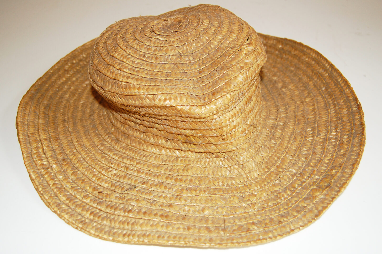 Kapelusz słomiany ze wsi Oszkinie, ze zbiorów Muzeum Okręgowego w Suwałkach, fot. Krzysztof Snarski.

Kapelusze słomiane noszono latem, głównie podczas żniw i sianokosów. Wykonywano je z warkoczy splecionych z 3-5 spłaszczonych źdźbeł niedojrzałego żyta, które następnie zszywano nićmi w  cylindryczne denko i szerokie rondo. 