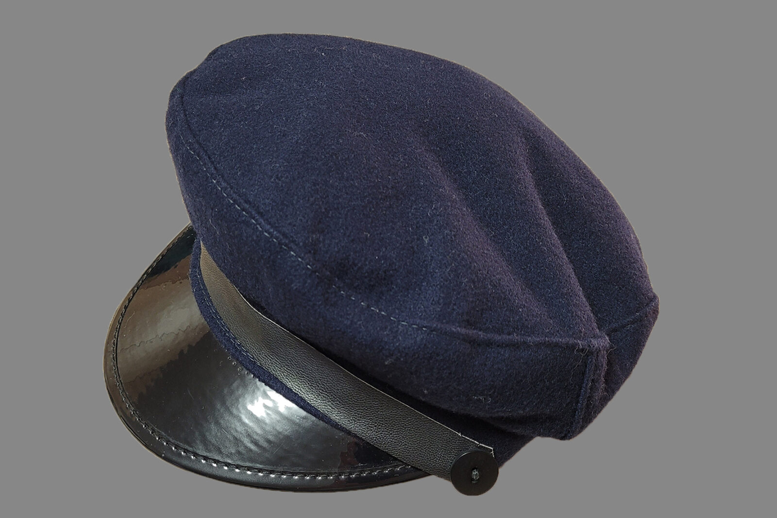 Czapka maciejówka, ze&nbsp;zbiorów prywatnych, fot. Krzysztof Snarski.

Od przełomu XIX i XX&nbsp;w. powszechne stało się noszenie granatowych lub czarnych okrągłych kaszkietów z&nbsp;wysokim denkiem i z&nbsp;małym, twardym daszkiem. Zaraz po I&nbsp;wojnie światowej ich kształt nieco się zmienił i&nbsp;zaczęto je&nbsp;nazywać maciejówkami. Były koloru granatowego, sinego lub brązowego. Miały okrągłe denko z&nbsp;paskiem lub sznurkiem na&nbsp;otoku i&nbsp;czarny, sztywny daszek. Natomiast zimowym okryciem głowy były stożkowate baranice szyte z&nbsp;brązowego lub czarnego futra baraniego runem na&nbsp;zewnątrz