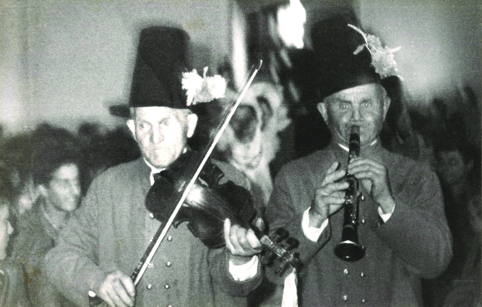 Mężczyźni ubrani w&nbsp;rijoki i&nbsp;jaki. Nazwa rijoki nawiązywała do&nbsp;podobieństwa kształtu główki kapelusza do&nbsp;świńskiego ryjka. Kapelusze, noszone były do 1939&nbsp;r., z&nbsp;lewej strony były zdobione bukiecikami z&nbsp;kolorowych papierowych kwiatów. Członkowie kapeli zespołu Regionalnego Pieśni i&nbsp;Tańca „Pałuki”, lata 60. XX&nbsp;w.,  fot. nieznany, prywatne archiwum K. Prillowej, Muzeum Etnograficzne im. Marii Znamierowskiej Prüfferowej w&nbsp;Toruniu.