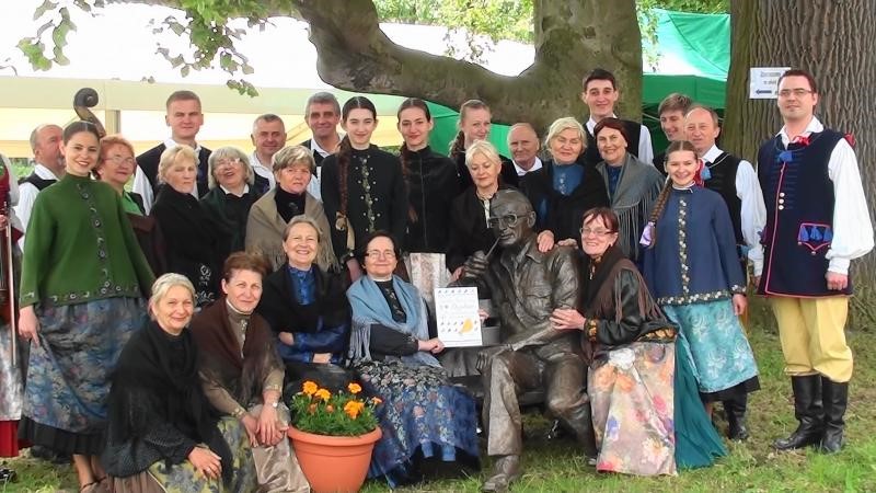 Zespół Pieśni i&nbsp;Tańca „Strzecha” z&nbsp;Raciborza w&nbsp;oryginalnych raciborskich strojach ludowych.