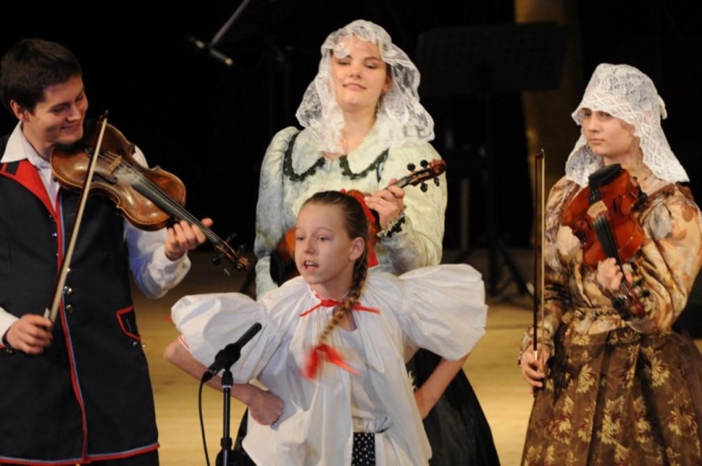 Zespół Stowarzyszenie Kultury Ziemi Raciborskiej w&nbsp;rekonstrukcji stroju raciborskiego z&nbsp;XIX w.