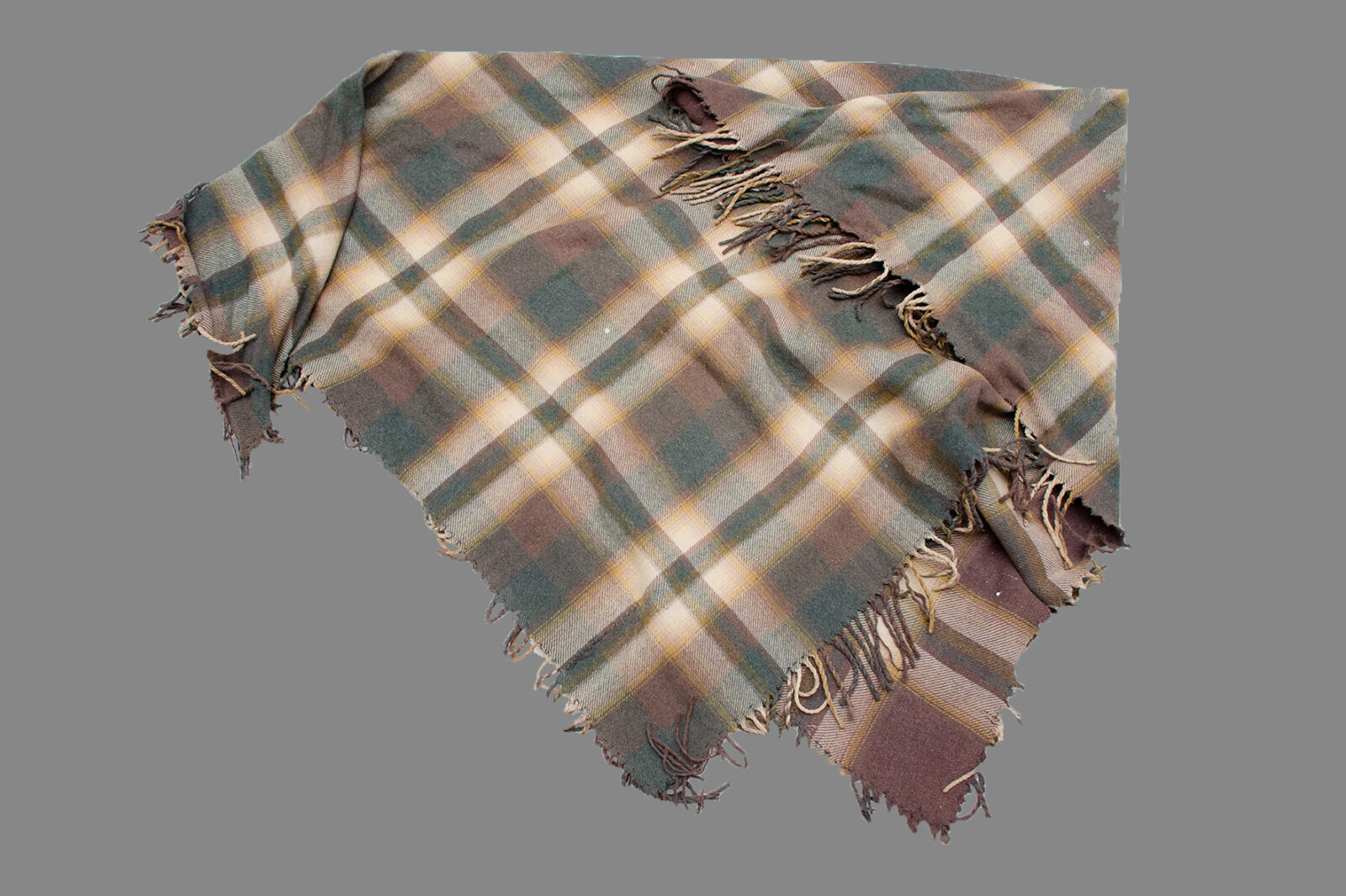 Chusta wełniana, wystawa stała Muzeum Ziemi Augustowskiej, fot. Krzysztof Snarski. 

Chusty wełniane, wyrobu fabrycznego, w&nbsp;dużą regularną kratę składano na&nbsp;pół lub po&nbsp;przekątnej i&nbsp;noszono w&nbsp;ten sam sposób jak płachty. Miały kształt kwadratu o&nbsp;bokach długości ok. 150&nbsp;cm. i&nbsp;brzegi wykończone frędzlami.