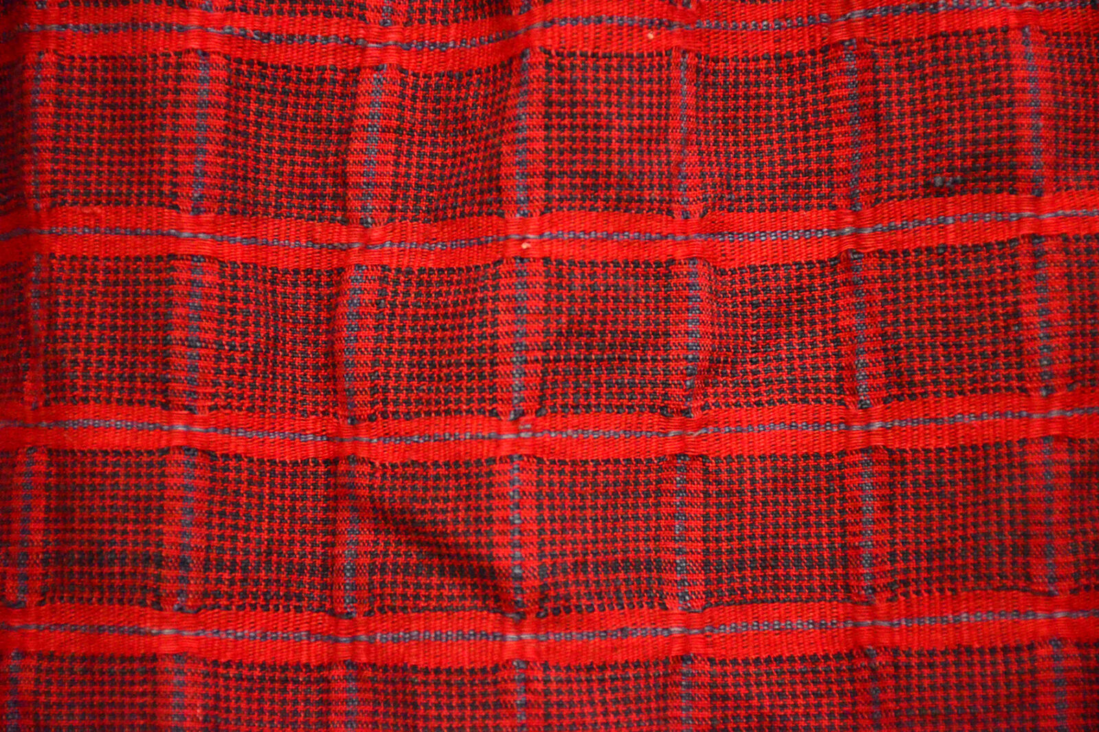 Wzór tkaniny na&nbsp;spódnicę, ze&nbsp;zbiorów prywatnych, fot. Krzysztof Snarski. 

Na letnie spódnice przeznaczano gładkie lub wzorzyste  tkaniny lniane lub bawełniane, na&nbsp;zimowe zaś pasiaste, kraciaste lub gładkie samodziały wełniane. 