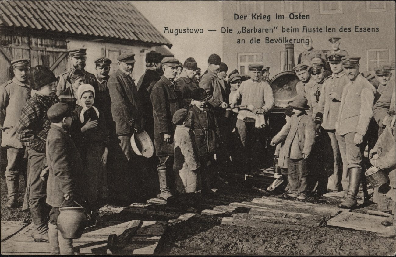 Wojna na&nbsp;wschodzie – „Barbarzyńcy” dostarczają żywność miejscowej ludności, 1915&nbsp;r., pocztówka, wydawca nieznany, ze&nbsp;zbiorów prywatnych.

Do stroju świątecznego mężczyźni zakładali skórzane sięgające do&nbsp;kostek trzewiki i&nbsp;buty z&nbsp;cholewami. W&nbsp;końcowej fazie noszenia odzieży tradycyjnej były to&nbsp;najczęściej oficerki o&nbsp;sztywnym zapiętku i&nbsp;cholewie.

