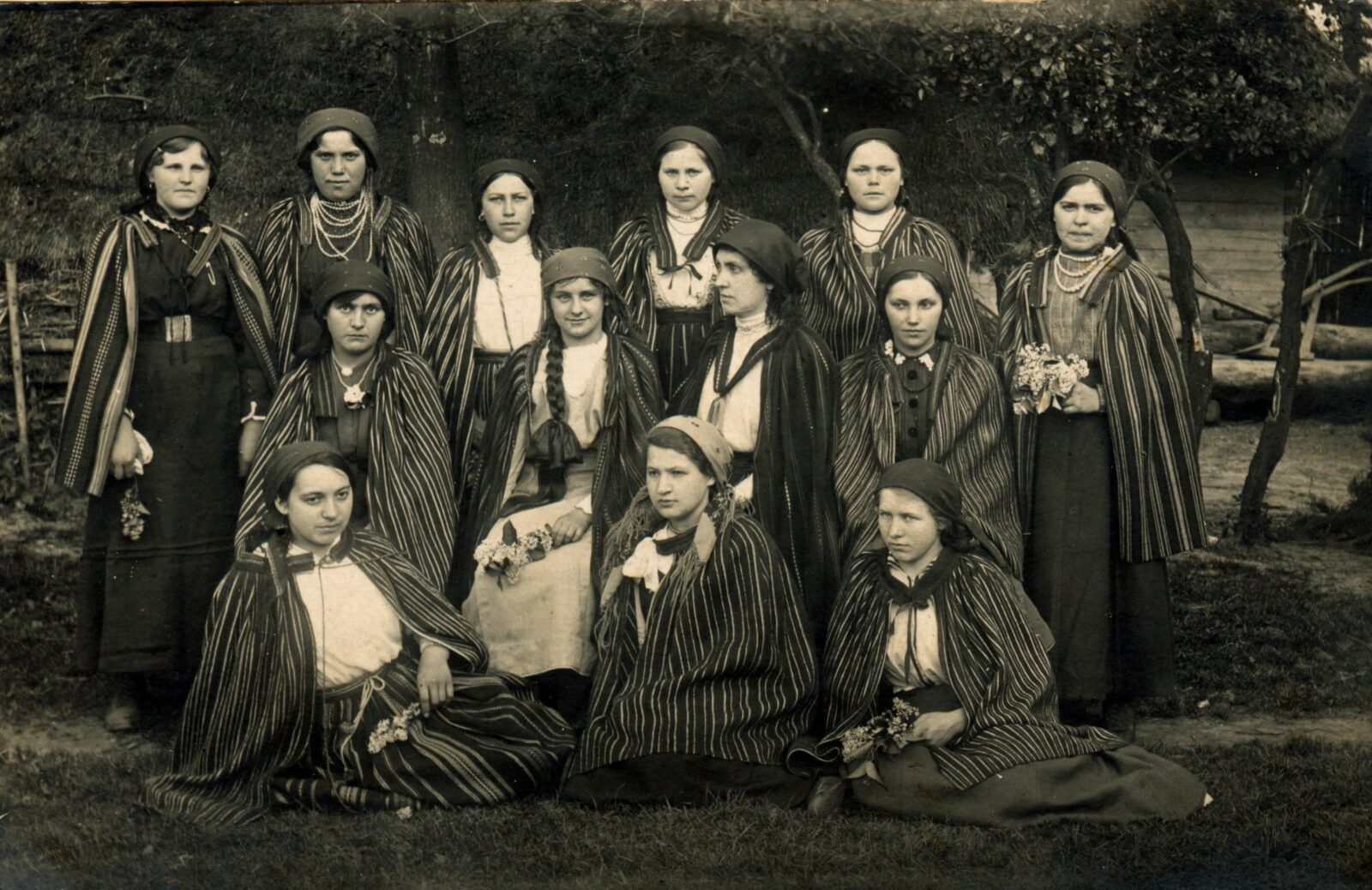 Grupa dziewcząt z&nbsp;okolic Kłomnic, 1918&nbsp;r. Fot. NN, ze&nbsp;zbiorów prywatnych Marii Ciastowskiej, udostępnił Krzysztof Wójcik