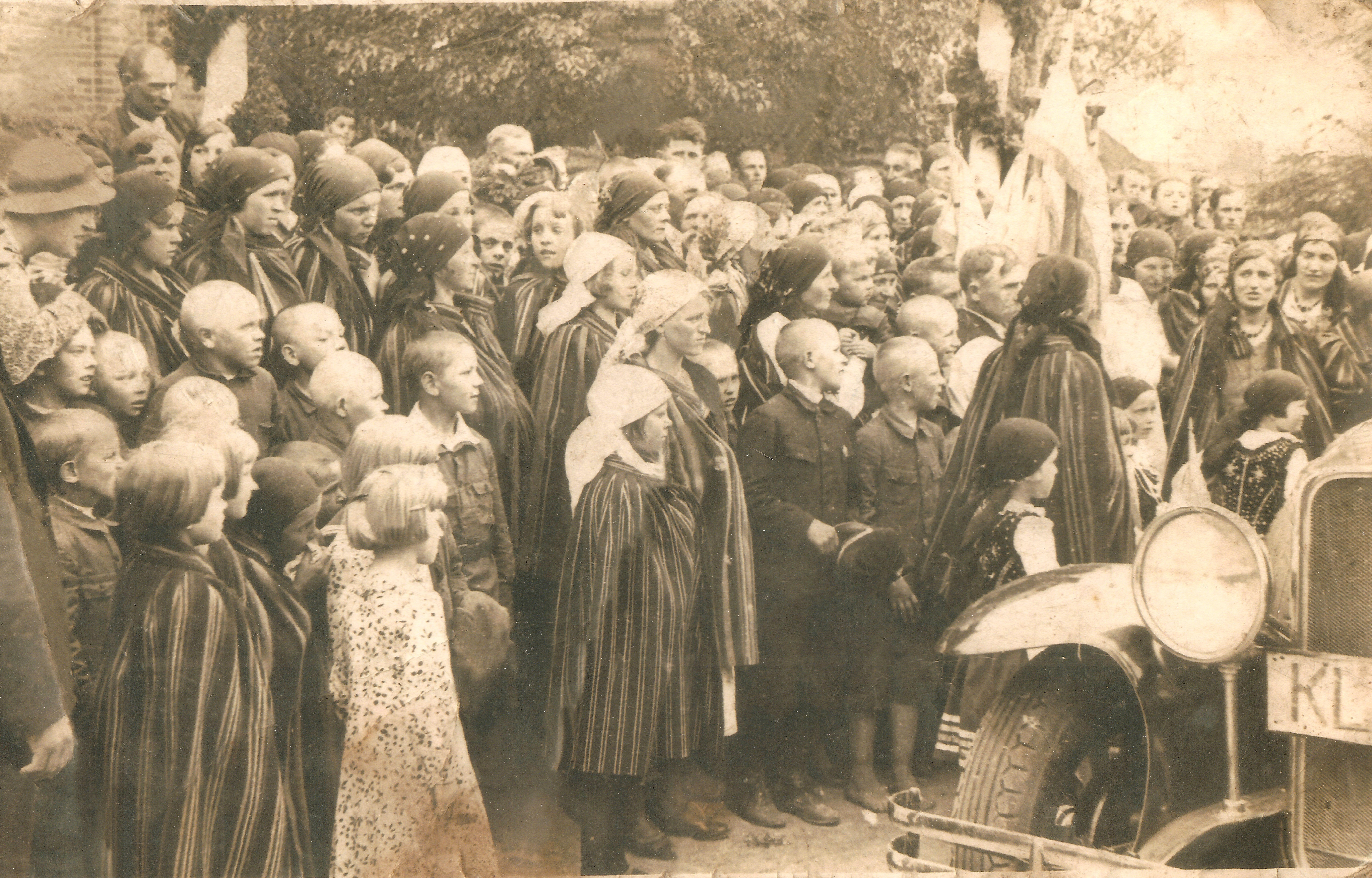 Wizytacja biskupa T. Kubiny w&nbsp;Zawadzie, 1935&nbsp;r. Fot. NN, ze&nbsp;zbiorów prywatne Kazimierza Musiała.