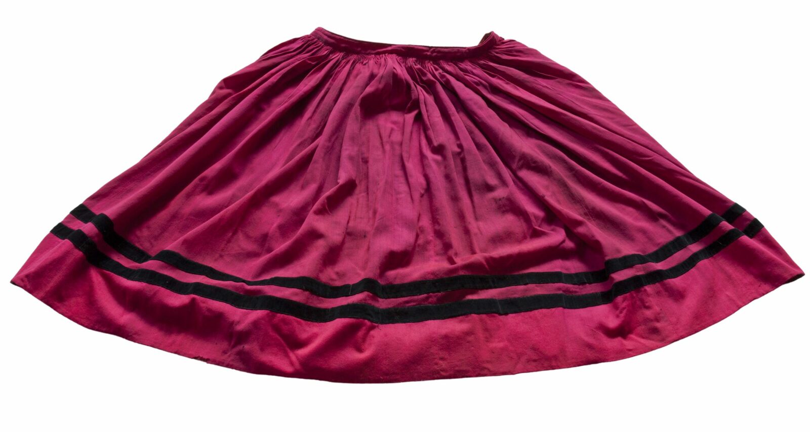 Spódnica. Ze&nbsp;zbiorów Muzeum Regionalnego im. Stanisława Sankowskiego w&nbsp;Radomsku, fot. Barbara Sitek.

Tego typu spódnice paradne, letnie szyto z&nbsp;cienkiej, jednobarwnej, fabrycznej tkaniny wełnianej. Były suto marszczone, w&nbsp;pasie wszywane w&nbsp;oszywkę, z&nbsp;przodu miały rozpór zapinany na&nbsp;guziczek lub zawiązywany sznureczkiem, także z&nbsp;przodu były mniej marszczone lub całkiem gładkie. U&nbsp;dołu często obszywano je&nbsp;tasiemkami, aksamitkami. Powszechnie noszone do&nbsp;lat 40. XX&nbsp;w.