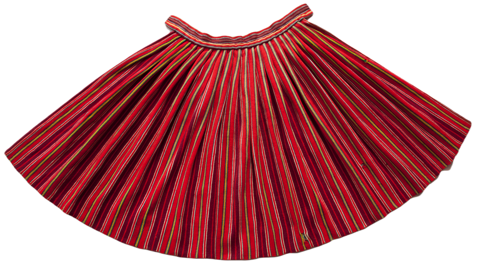 Zapaska do&nbsp;pasa. Zbiory Muzeum Regionalnego im. Stanisława Sankowskiego w&nbsp;Radomsku, fot. Cezariusz Belica.

Starsze zapaski wykonane w II&nbsp;połowie XIX w. były komponowane z&nbsp;wąskich symetrycznych prążków bez dna, z&nbsp;dominującym kolorem czerwonym, przez co&nbsp;przypominały typ pasiaka odzieżowego nazywanego burokiem (od barwy buraka).