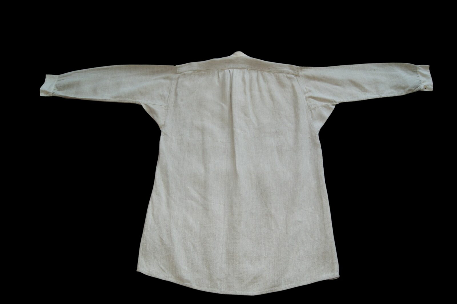 Koszula - tył. Ze&nbsp;zbiorów Muzeum Regionalnego im. Stanisława Sankowskiego w&nbsp;Radomsku, fot. Barbara Sitek