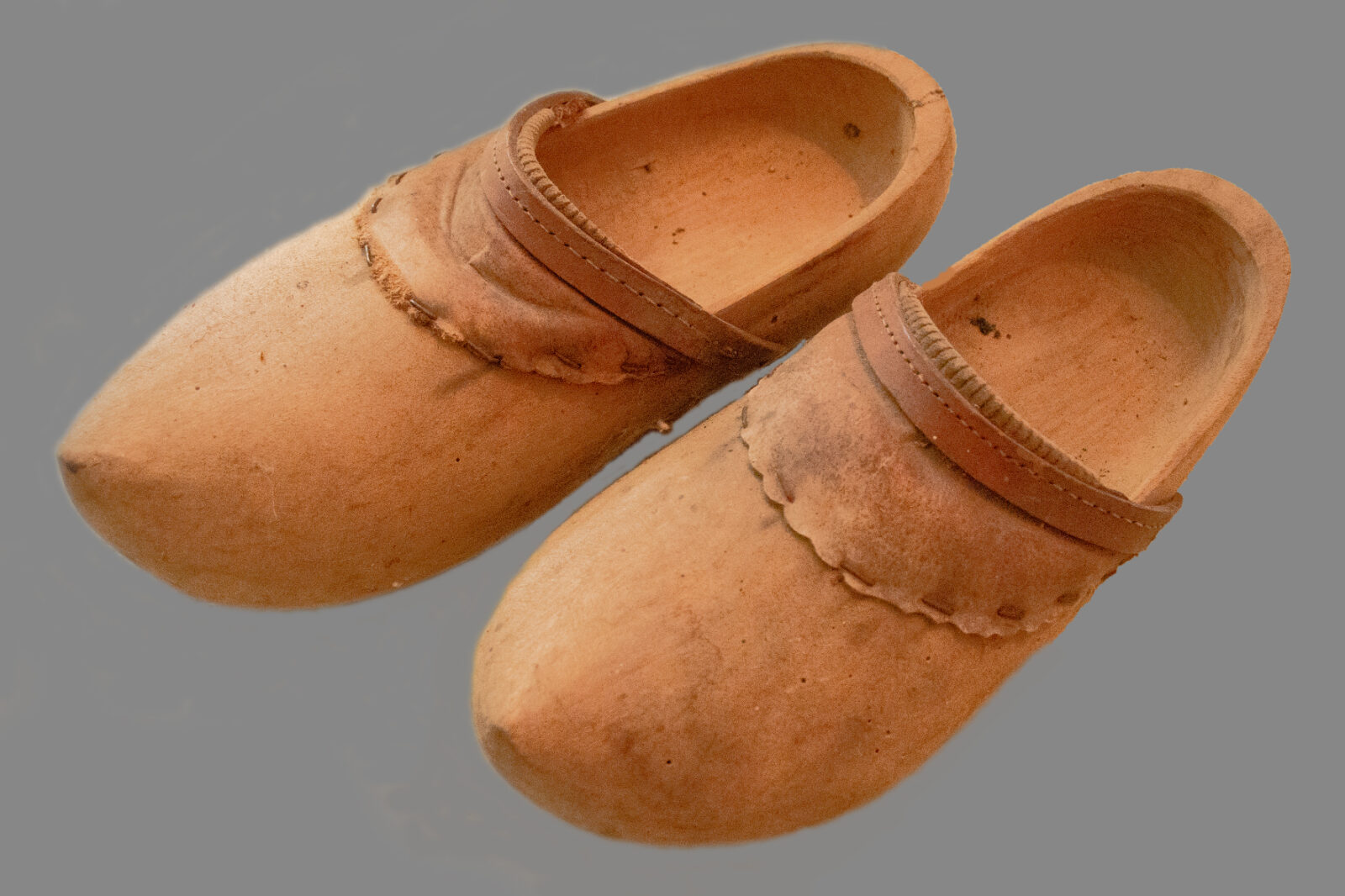 Wykonane z&nbsp;drewna klumpi, ze&nbsp;zbiorów prywatnych, fot. Krzysztof Snarski. 

Na co&nbsp;dzień używano obijaków o&nbsp;drewnianej podeszwie i&nbsp;skórzanym wierzchu albo wykonanych całkowicie z&nbsp;drewna klumpi.