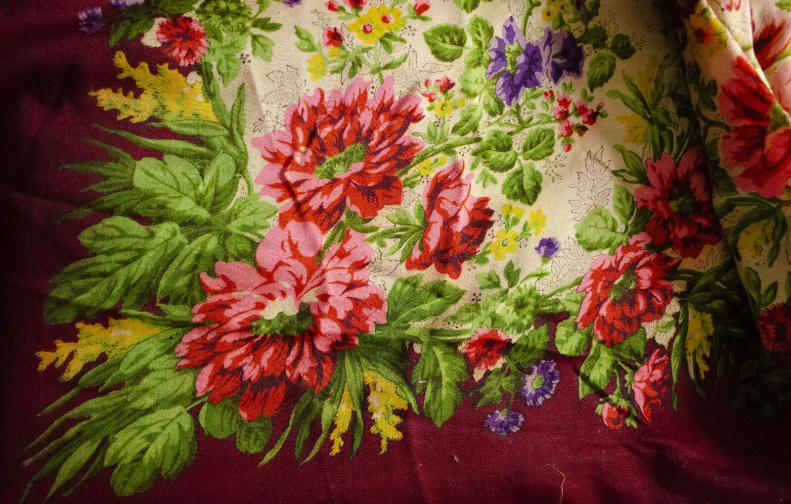 Wzór na&nbsp;dużej chuście tybetowej noszonej przez mężatki po&nbsp;uprzednim wywiązaniu w&nbsp;rodzaj czepca, ze&nbsp;zbiorów Muzeum Okręgowego w&nbsp;Suwałkach, fot. Krzysztof Snarski.

Nakryciem głowy mężatek były chustki, panny nosiły je w&nbsp;czasie niepogody i do&nbsp;pracy. Najstarszymi i&nbsp;najpowszechniej używanymi były chustki małe – gładkie lub zdobione w&nbsp;drobne wzorki, z&nbsp;rzadka kwieciste. Wiązano je&nbsp;najczęściej pod brodą w&nbsp;ścisły węzeł lub tylko zarzucone na&nbsp;głowę i&nbsp;nie związywane, zaś do&nbsp;pracy wiązane na&nbsp;karku. Nakryciem głowy wyłącznie mężatek były natomiast duże, wzorzyste, tybetowe chusty wywiązywane w&nbsp;rodzaj czepca. Pod koniec XIX w. modnymi stały się chustki o&nbsp;brzegach wykończonych plecioną siateczką i&nbsp;frędzlami, wiązane pod brodą. Były to&nbsp;czarne kazimierówki oraz dziane chustki jedwabne. Do&nbsp;odzieży wzorowanej na&nbsp;modzie ogólnoeuropejskiej używano kremowych albo czarnych, jedwabnych lub adamaszkowych szali.

