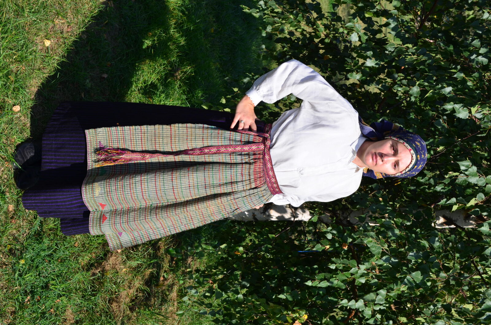 Kobieta w&nbsp;stroju mężatki z&nbsp;okolic Puńska, fot. Krzysztof Snarski.