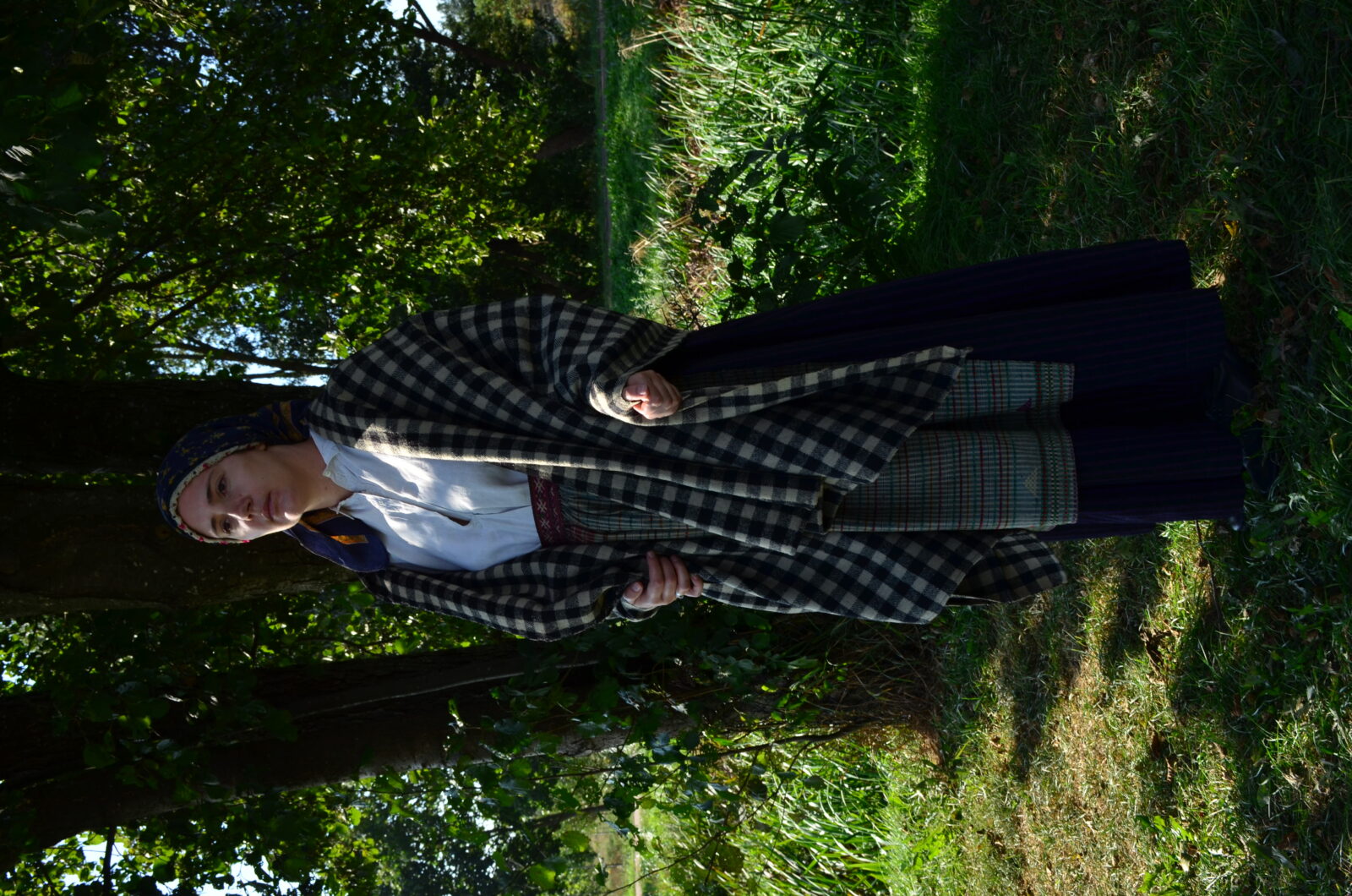 Kobieta w wełnianej płachcie (guni) z okolic Puńska, fot. Krzysztof Snarski