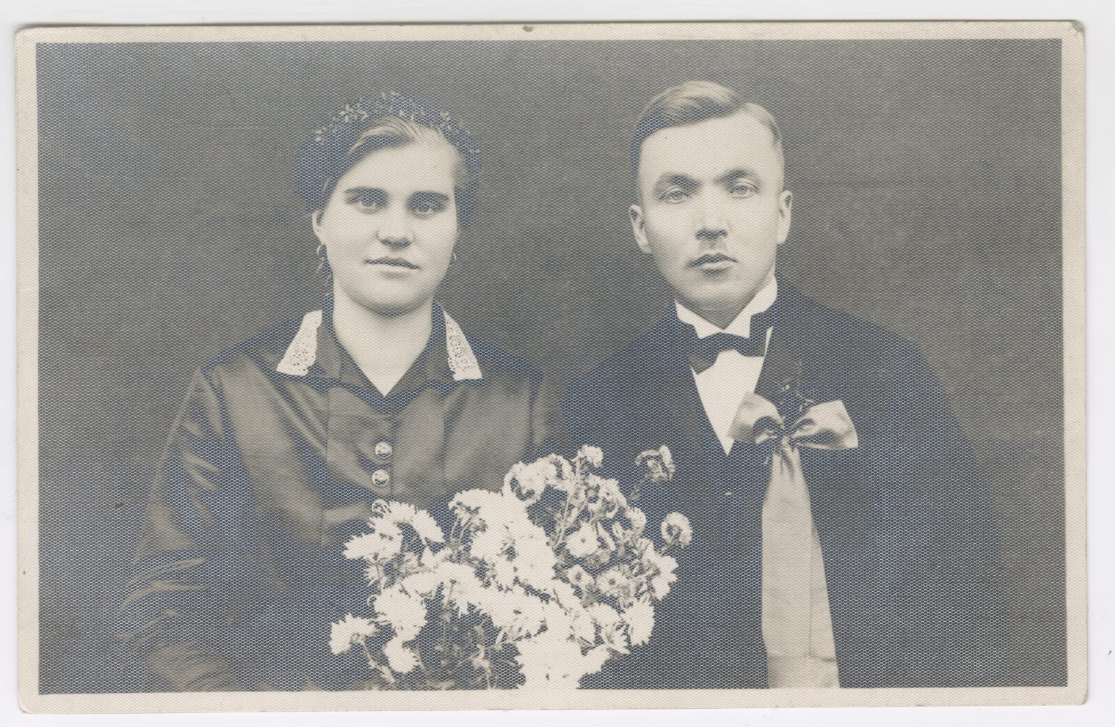 Nowożeńcy, panna młoda w&nbsp;jakli pszczyńskiej – wersja z&nbsp;kraglem (kołnierzykiem zastępującym stójkę, jego pojawienia się związane jest z&nbsp;inspiracjami modą miejską), lata 20.-30. XX&nbsp;w., powiat pszczyński (miejscowość niezidentyfikowana), autor nieznany, z&nbsp;kolekcji Muzeum Historii Katowic.