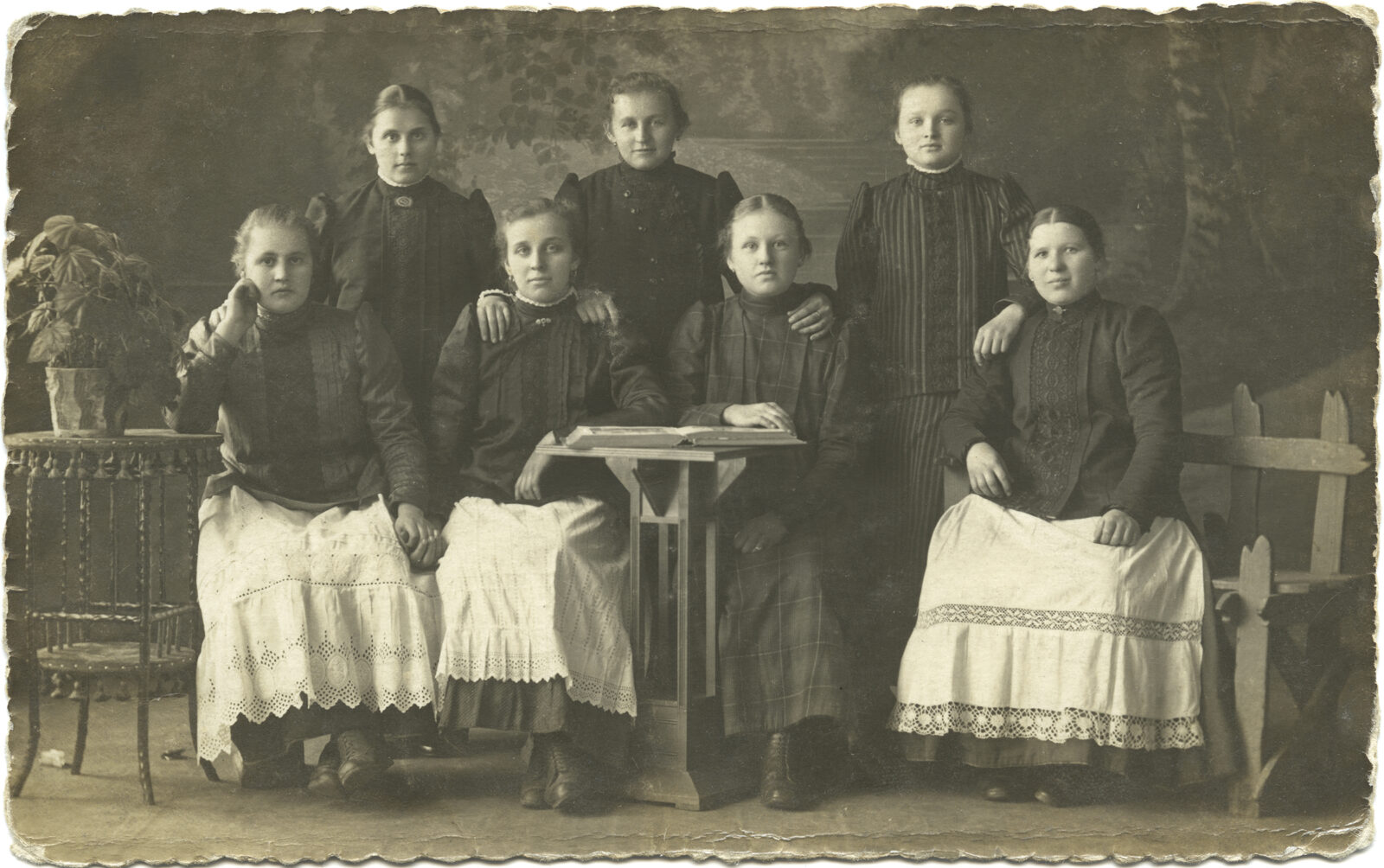 Grupa młodych dziewcząt w&nbsp;strojach pszczyńskich, lata 20.–30. XX&nbsp;w., powiat pszczyński (miejscowość niezidentyfikowana), fotografia atelierowa, autor nieznany, z&nbsp;kolekcji Muzeum Miejskiego w&nbsp;Tychach