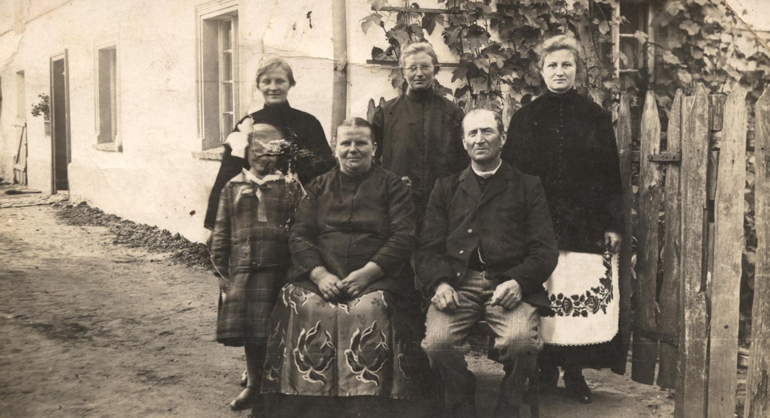 Fotografia rodzinna, 1930&nbsp;r., fot. Fototeka Śląska (Muzeum Wsi Opolskiej).