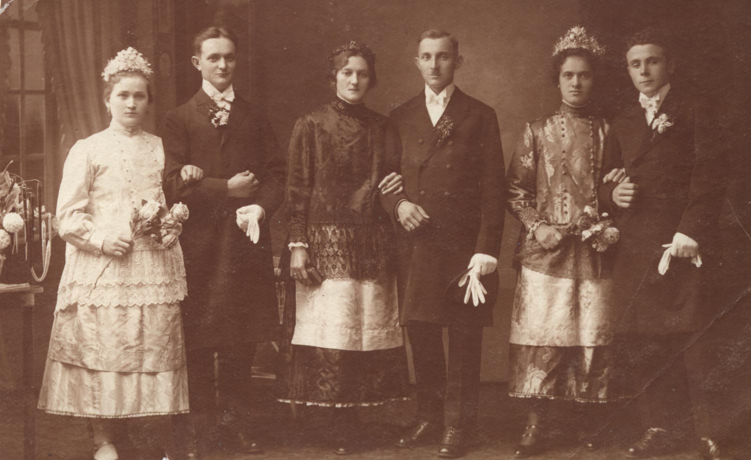 Para młoda z&nbsp;drużbami, fot. Fototeka Śląska (Muzeum Wsi Opolskiej).