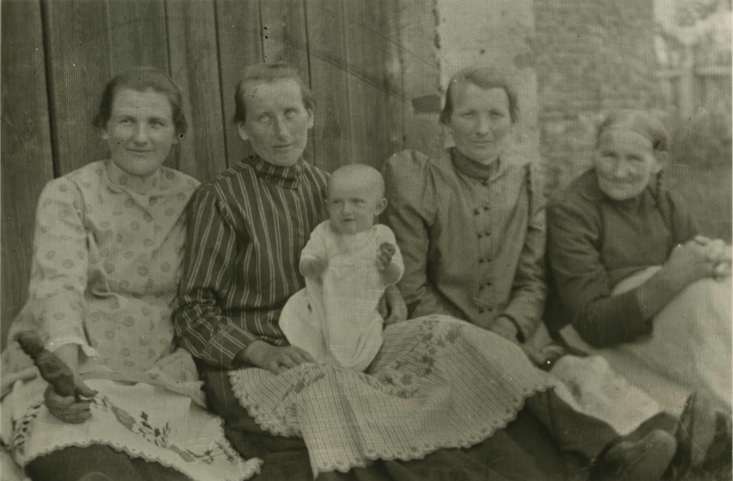 Kobiety w&nbsp;strojach codziennych, 1930&nbsp;r., fot. Fototeka Śląska (Muzeum Wsi Opolskiej)