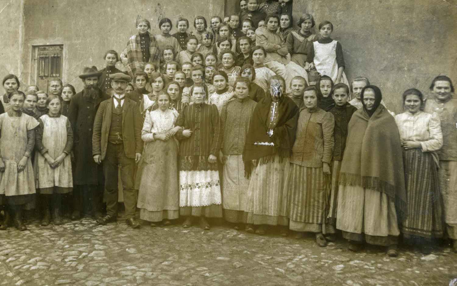 Fotografia grupowa, początek XX&nbsp;w., fot. Fototeka Śląska (Muzeum Wsi Opolskiej).