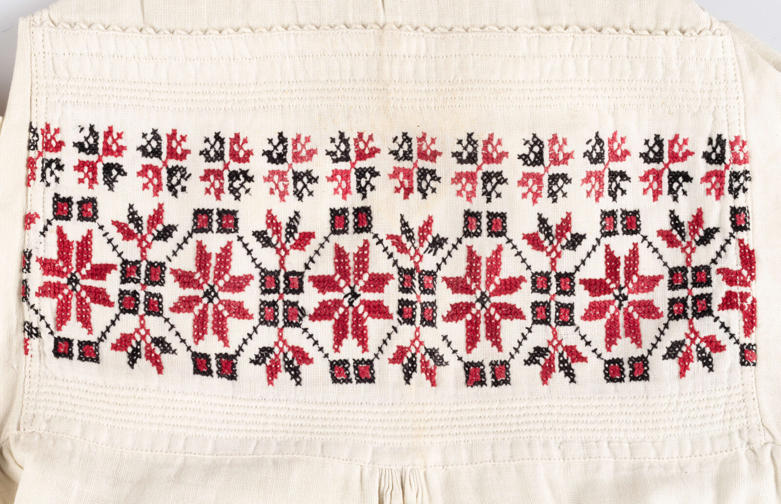 Haft na&nbsp;przyramku koszuli kobiecej