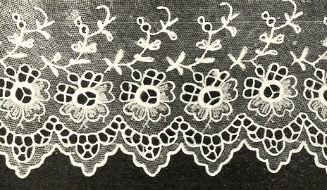 Biały haft na&nbsp;tiulu — kryziku. Dąbrówka, pow Międzyrzecz. Fot. A. Glapa, 1955&nbsp;r., za: A. Glapa, Strój międzyrzecko-babimojski (lubuski), Atlas Polskich Strojów Ludowych, Polskie Towarzystwo Ludoznawcze, Wrocław 1956, s. 62, ryc. 76.
Tuż przed II&nbsp;wojną bardzo wiele wykonywanych ręcznie haftów naśladowało koronki fabryczne. Często też w&nbsp;kruzach i&nbsp;fartuchach wykorzystywano koronki maszynowe lub maszynowy haft angielski na&nbsp;batyście lub płótnie.

