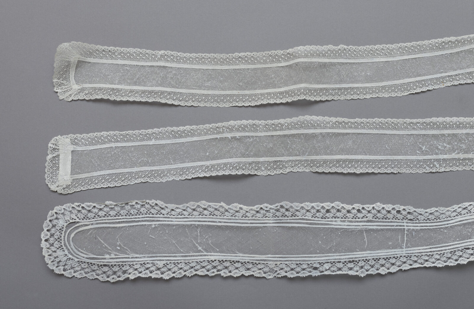 Bandki do&nbsp;fartuchów tiulowych, Chazy, 1. połowa XX&nbsp;w. Ze&nbsp;zbiorów Muzeum Ziemi Rawickiej, fot. A. Pląskowska