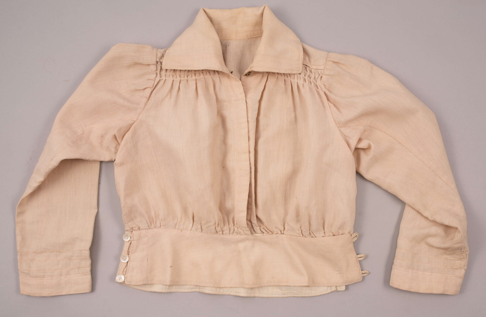 Ślubny kaftan kobiecy - przód, Wojcieszków, pow. Łuków, początek XX&nbsp;w., ze&nbsp;zbiorów Muzeum Narodowego w&nbsp;Lublinie, fot. Małgorzata Niećko