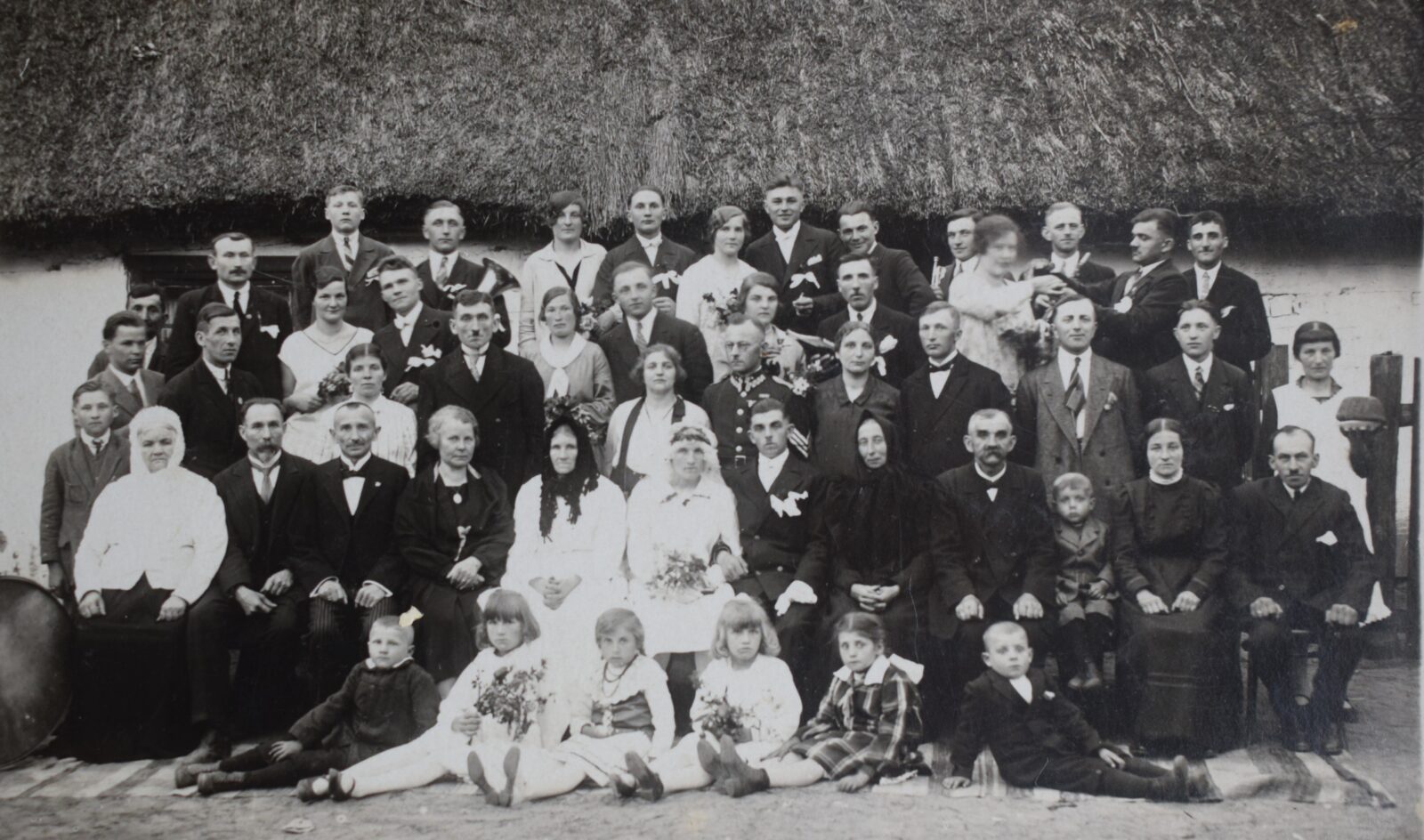 Ślub, Chorzemin, ok. 1930&nbsp;r.; w&nbsp;czepcu po&nbsp;lewej stronie Marianna I&nbsp;voto Waszkowiak; III voto Sadlov, kopczarka z&nbsp;Wolsztyna; fot. z&nbsp;archiwum Joanny Minksztym