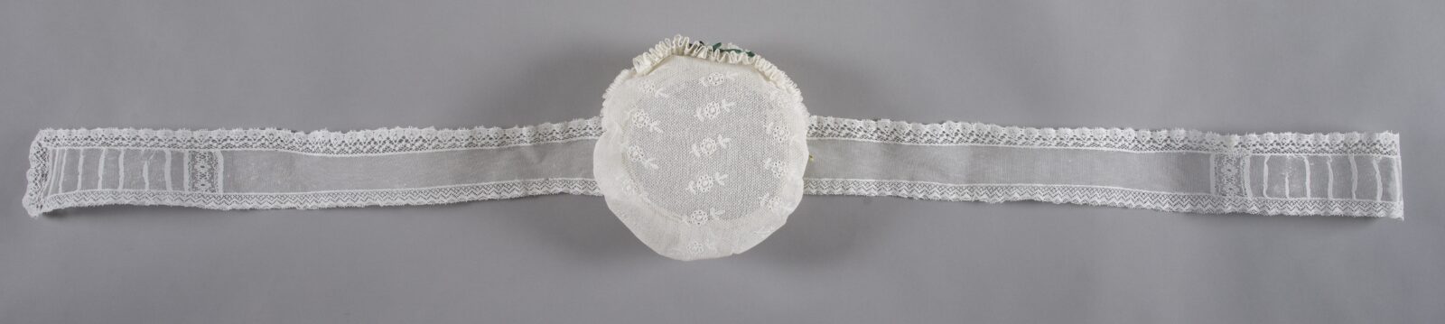 Czepiec tiulowy z&nbsp;bandami ozdobiony haftem maszynowym,  1&nbsp;połowa XX&nbsp;w., Kopanica, pow. Wolsztyn, ze&nbsp;zbiorów Muzeum Kultur Świata oddziału Muzeum Narodowego w&nbsp;Poznaniu, fot. S. Obst